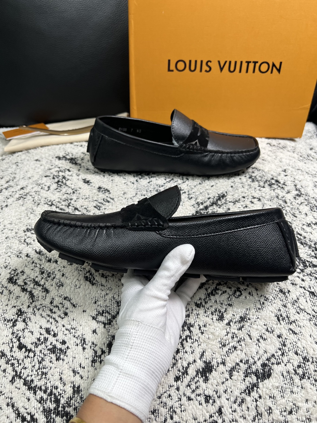 Lv  高品质  顶级工艺品  路易威登，豆豆鞋专柜同步，鞋面意大利进口，高品质拼接缤纷色彩复杂工艺品，进口牛皮里垫柔软
