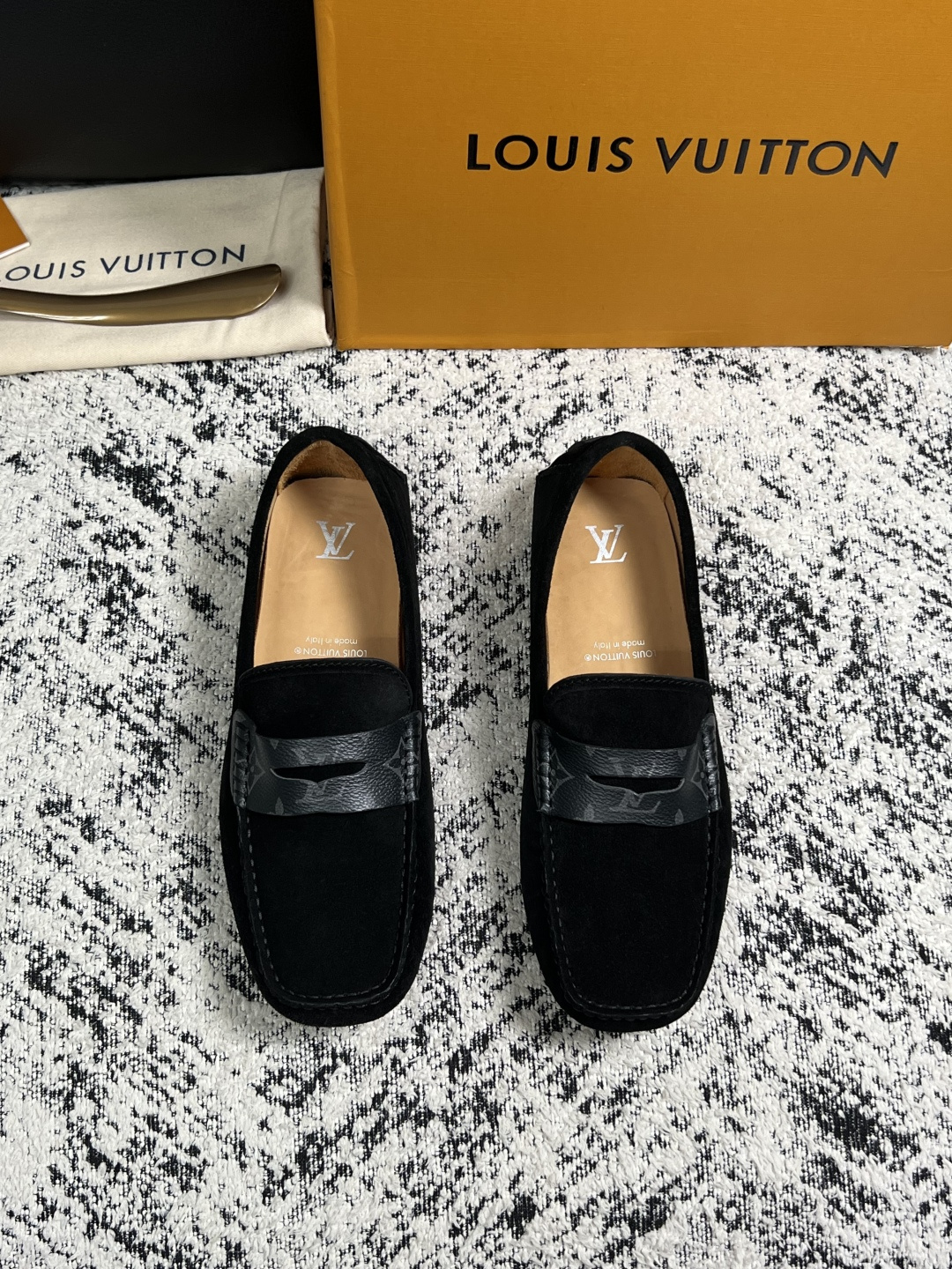 Lv  高品质  顶级工艺品  路易威登，豆豆鞋专柜同步，鞋面意大利进口，高品质拼接缤纷色彩复杂工艺品，进口牛皮里垫柔软