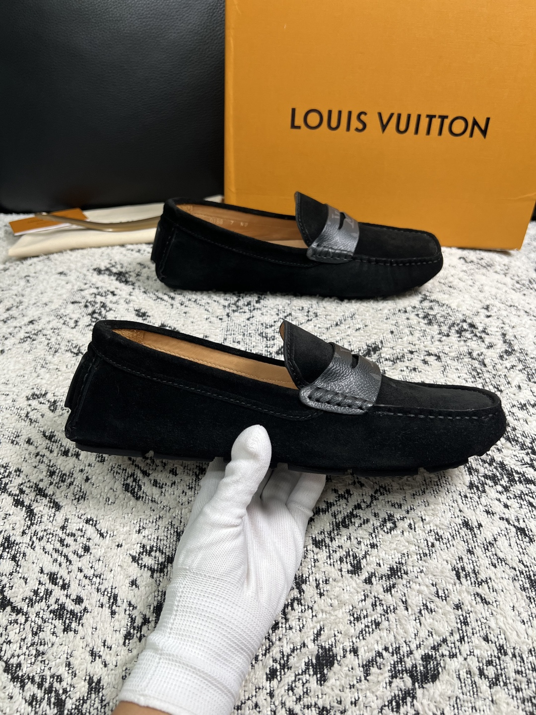 Lv  高品质  顶级工艺品  路易威登，豆豆鞋专柜同步，鞋面意大利进口，高品质拼接缤纷色彩复杂工艺品，进口牛皮里垫柔软