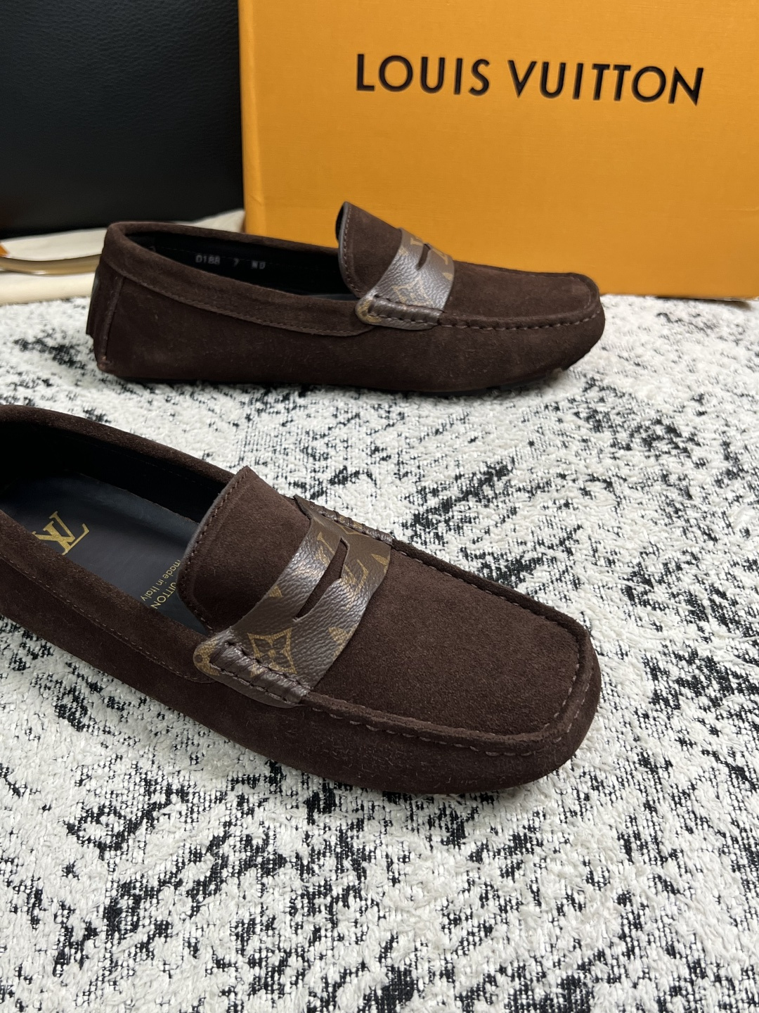 Lv  高品质  顶级工艺品  路易威登，豆豆鞋专柜同步，鞋面意大利进口，高品质拼接缤纷色彩复杂工艺品，进口牛皮里垫柔软