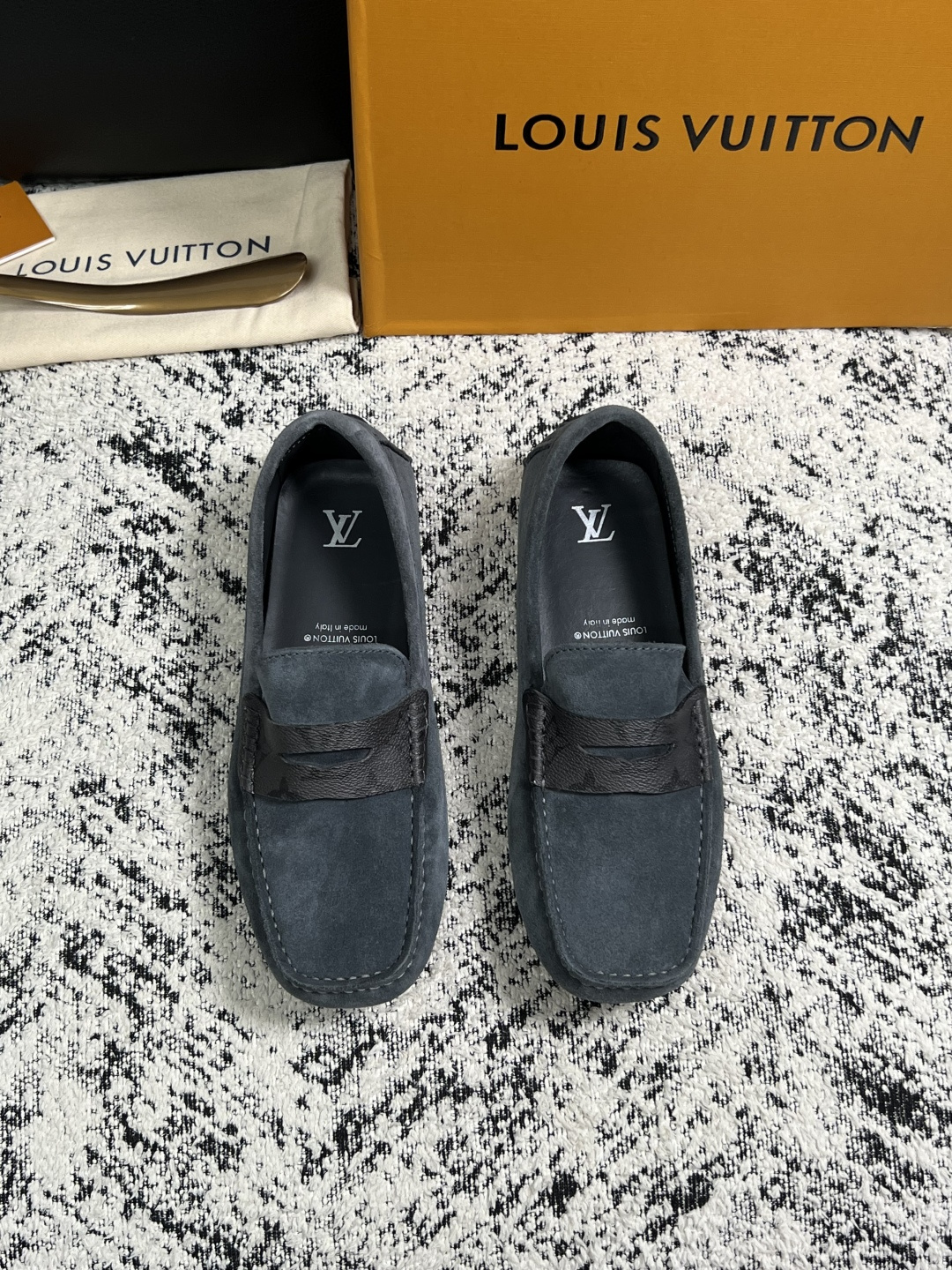 Lv  高品质  顶级工艺品  路易威登，豆豆鞋专柜同步，鞋面意大利进口，高品质拼接缤纷色彩复杂工艺品，进口牛皮里垫柔软