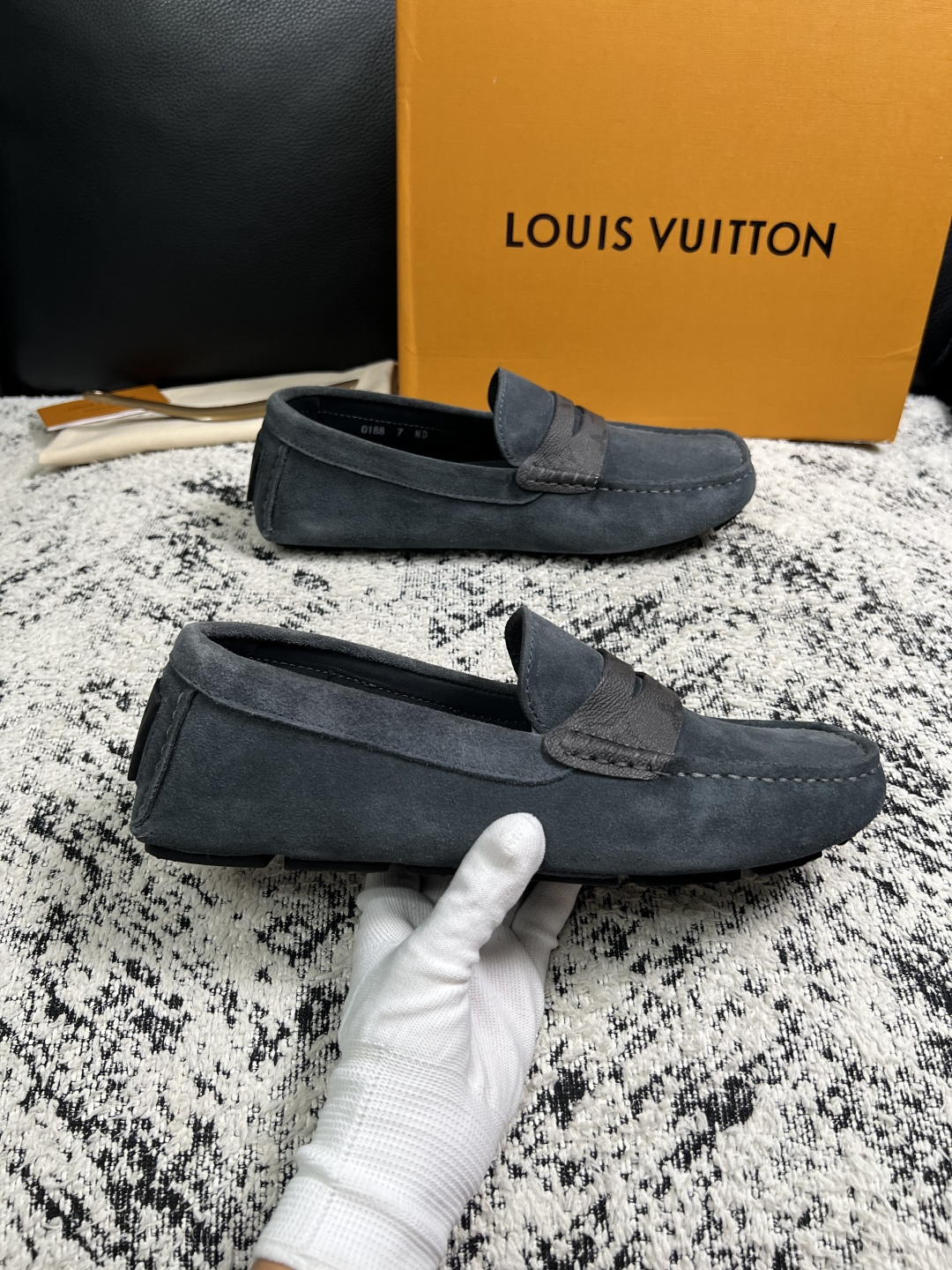 Lv  高品质  顶级工艺品  路易威登，豆豆鞋专柜同步，鞋面意大利进口，高品质拼接缤纷色彩复杂工艺品，进口牛皮里垫柔软