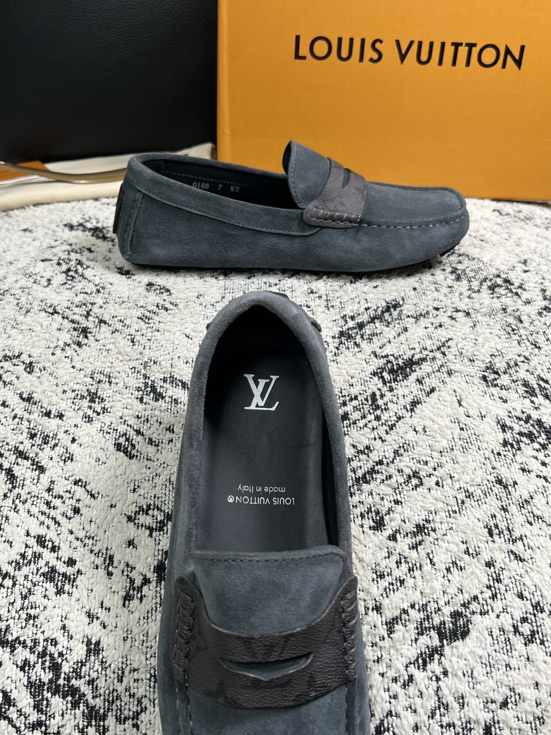 Lv  高品质  顶级工艺品  路易威登，豆豆鞋专柜同步，鞋面意大利进口，高品质拼接缤纷色彩复杂工艺品，进口牛皮里垫柔软