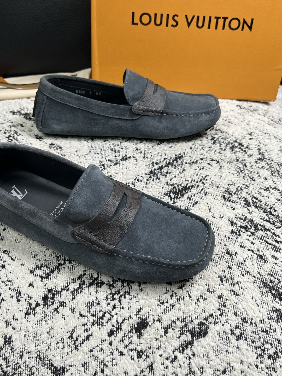 Lv  高品质  顶级工艺品  路易威登，豆豆鞋专柜同步，鞋面意大利进口，高品质拼接缤纷色彩复杂工艺品，进口牛皮里垫柔软