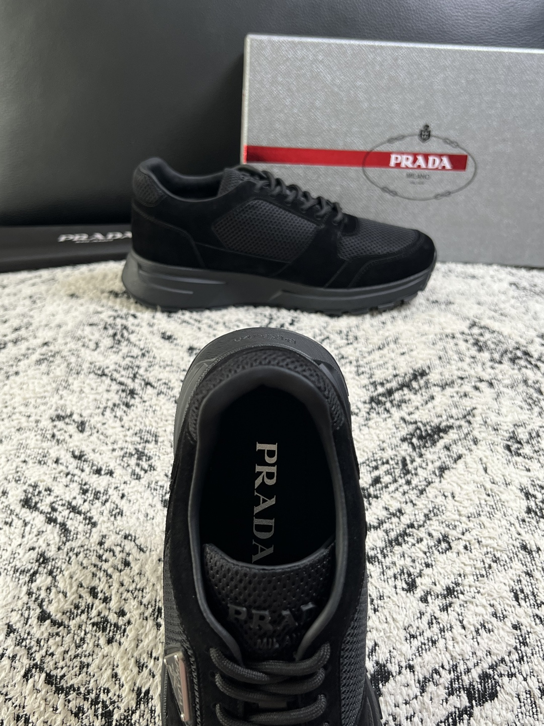 PRADA  高品质  顶级工艺品 普拉达 专柜同步 原厂配置，意大利进口原版牛皮面料，透气舒适进口水染牛里垫，鞋底：原