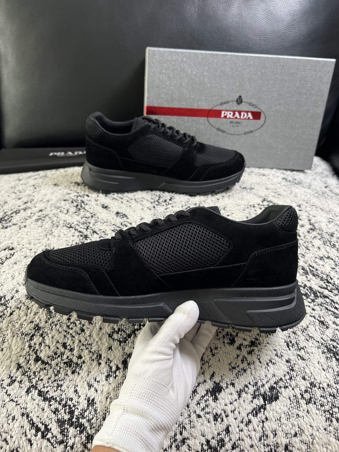 PRADA  高品质  顶级工艺品 普拉达 专柜同步 原厂配置，意大利进口原版牛皮面料，透气舒适进口水染牛里垫，鞋底：原