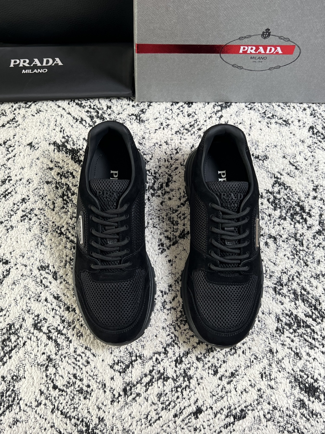 PRADA  高品质  顶级工艺品 普拉达 专柜同步 原厂配置，意大利进口原版牛皮面料，透气舒适进口水染牛里垫，鞋底：原