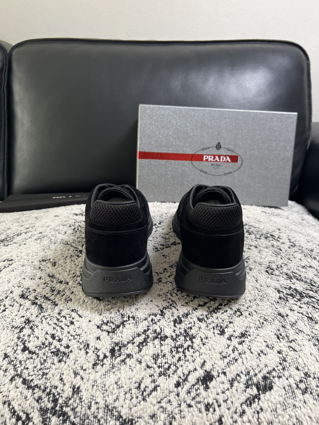 PRADA  高品质  顶级工艺品 普拉达 专柜同步 原厂配置，意大利进口原版牛皮面料，透气舒适进口水染牛里垫，鞋底：原