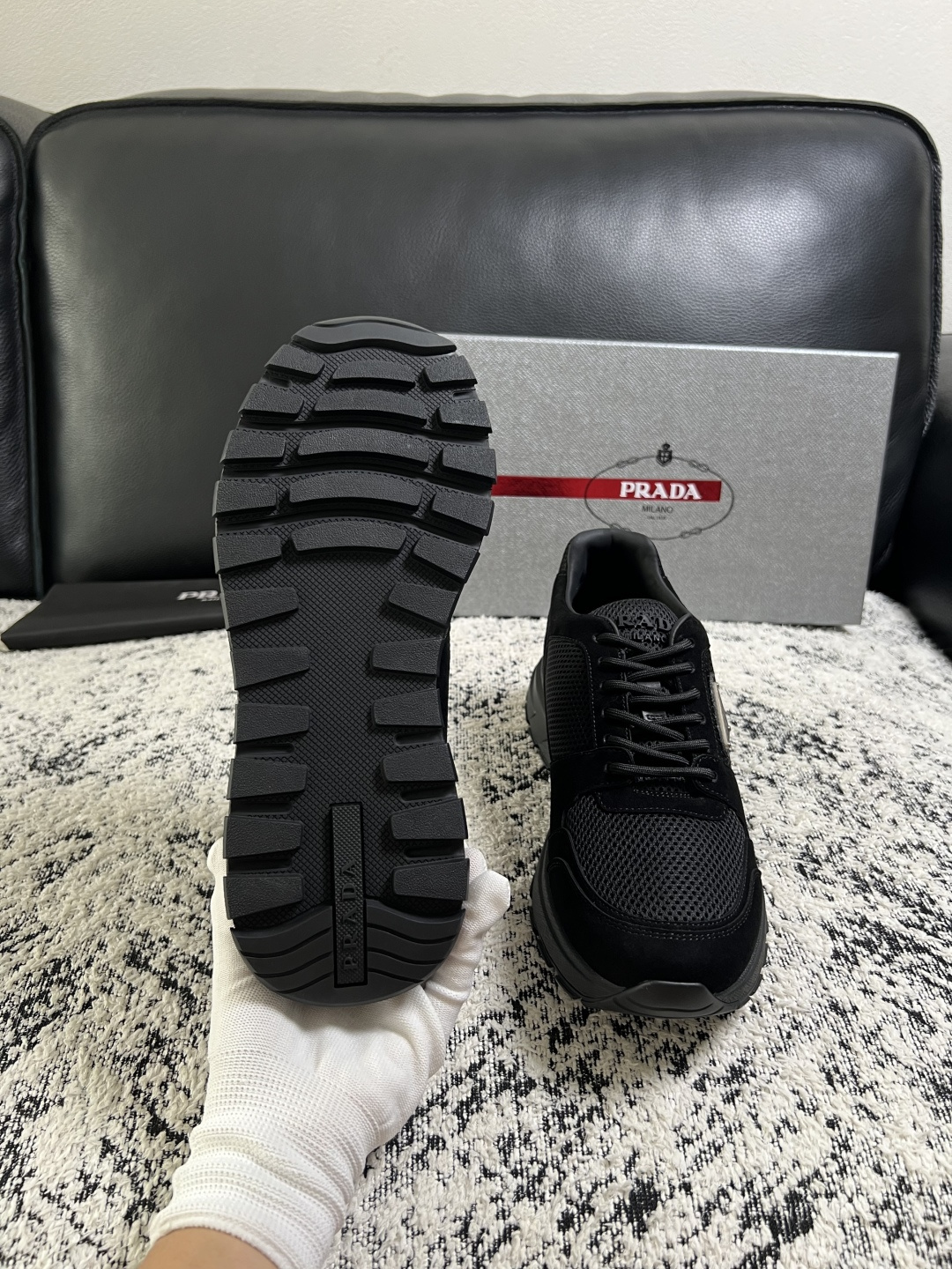 PRADA  高品质  顶级工艺品 普拉达 专柜同步 原厂配置，意大利进口原版牛皮面料，透气舒适进口水染牛里垫，鞋底：原