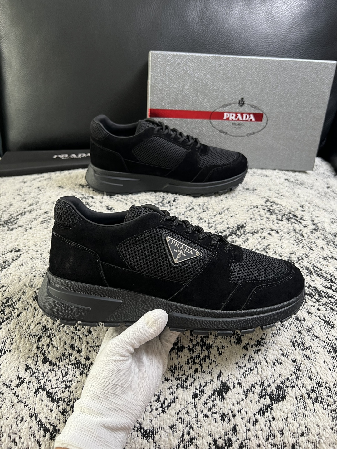 PRADA  高品质  顶级工艺品 普拉达 专柜同步 原厂配置，意大利进口原版牛皮面料，透气舒适进口水染牛里垫，鞋底：原