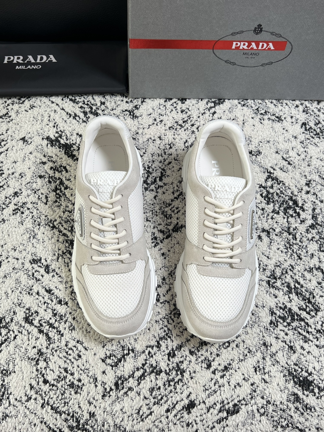 PRADA  高品质  顶级工艺品 普拉达 专柜同步 原厂配置，意大利进口原版牛皮面料，透气舒适进口水染牛里垫，鞋底：原