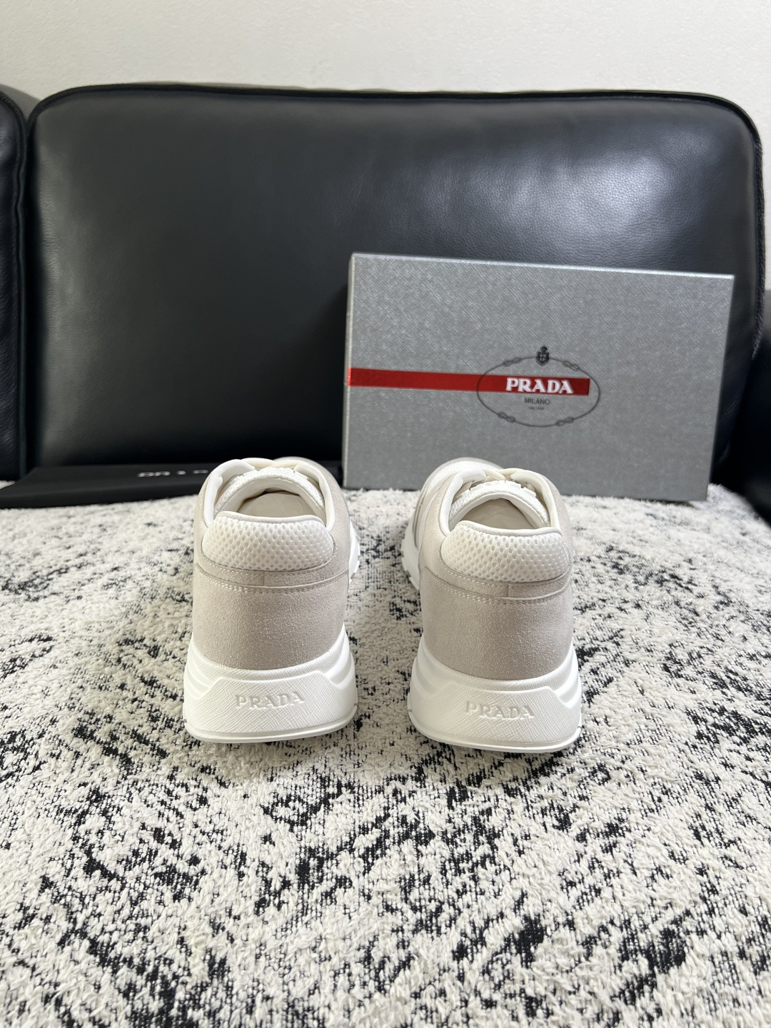 PRADA  高品质  顶级工艺品 普拉达 专柜同步 原厂配置，意大利进口原版牛皮面料，透气舒适进口水染牛里垫，鞋底：原