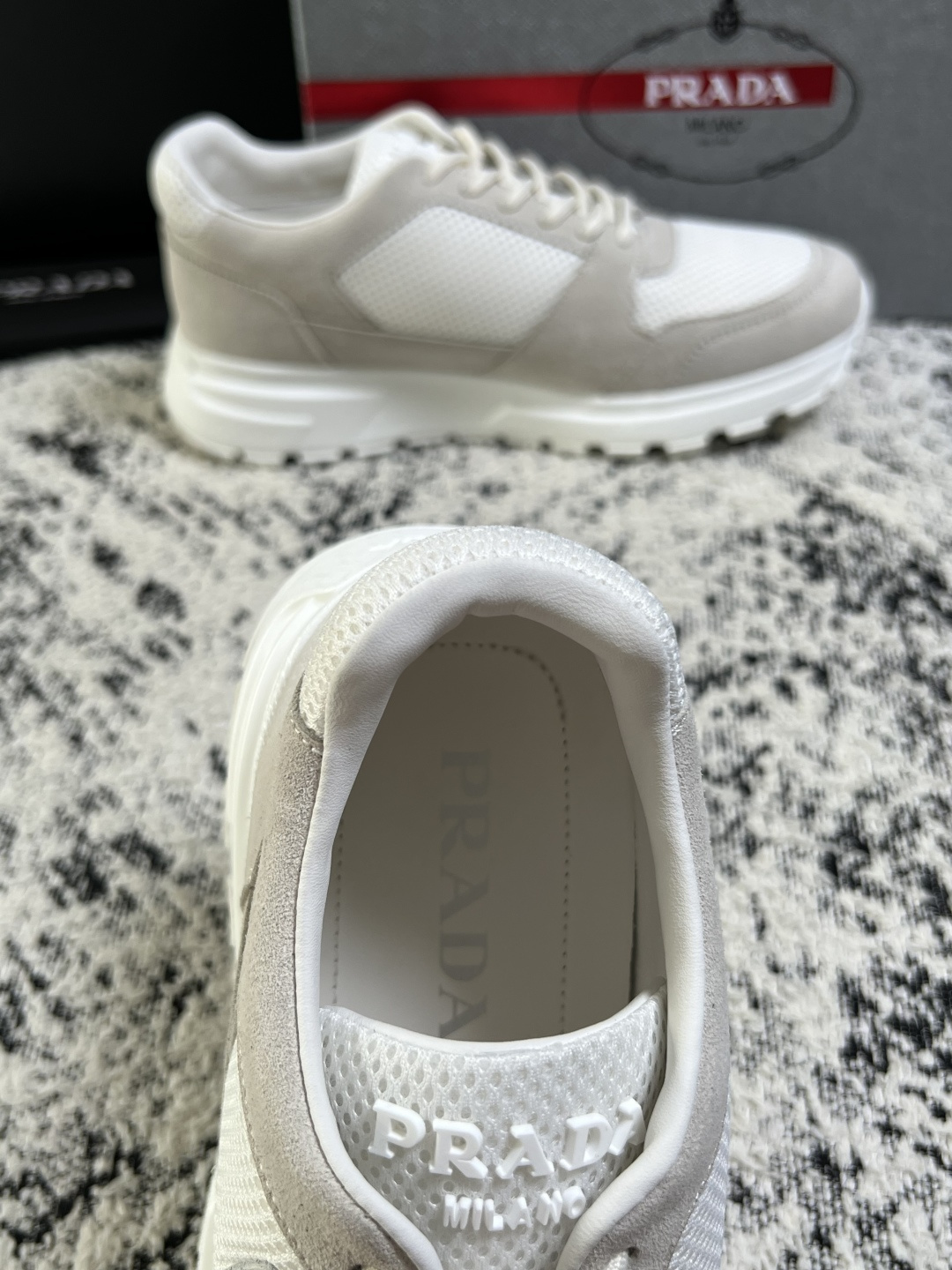 PRADA  高品质  顶级工艺品 普拉达 专柜同步 原厂配置，意大利进口原版牛皮面料，透气舒适进口水染牛里垫，鞋底：原
