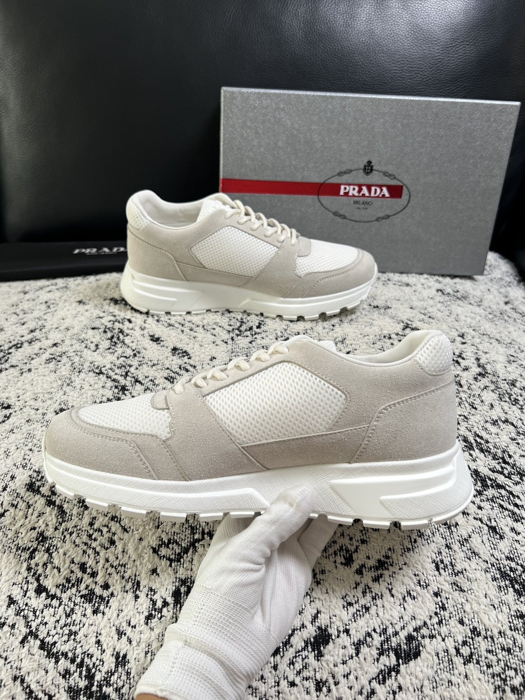 PRADA  高品质  顶级工艺品 普拉达 专柜同步 原厂配置，意大利进口原版牛皮面料，透气舒适进口水染牛里垫，鞋底：原