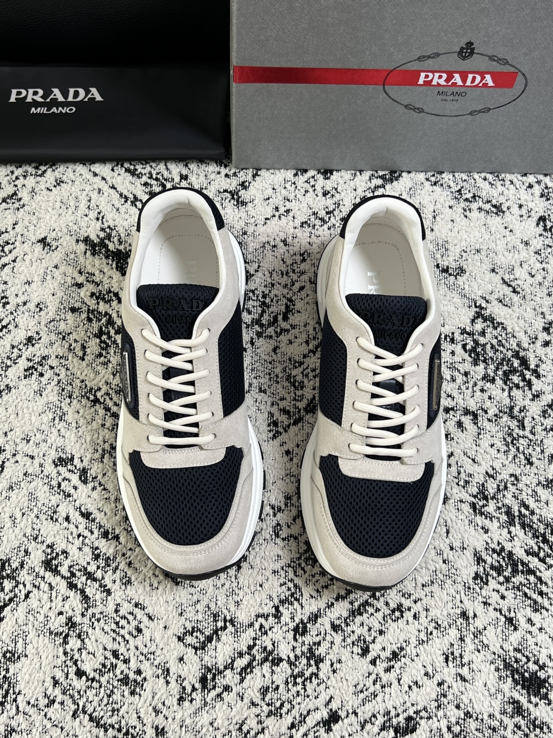 PRADA  高品质  顶级工艺品 普拉达 专柜同步 原厂配置，意大利进口原版牛皮面料，透气舒适进口水染牛里垫，鞋底：原