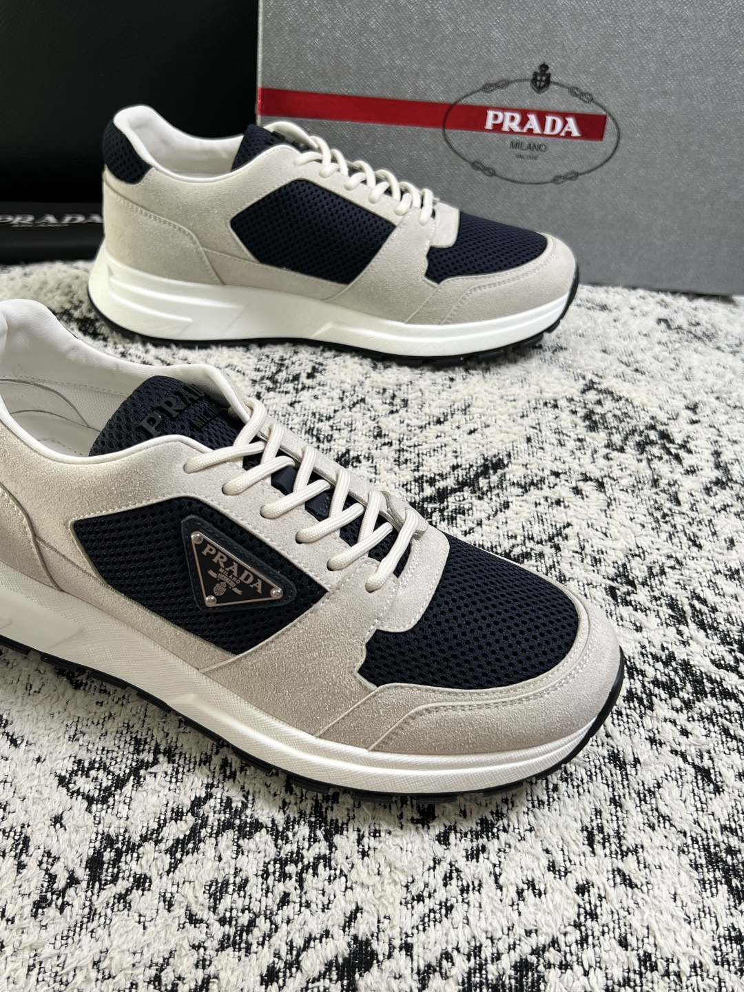 PRADA  高品质  顶级工艺品 普拉达 专柜同步 原厂配置，意大利进口原版牛皮面料，透气舒适进口水染牛里垫，鞋底：原