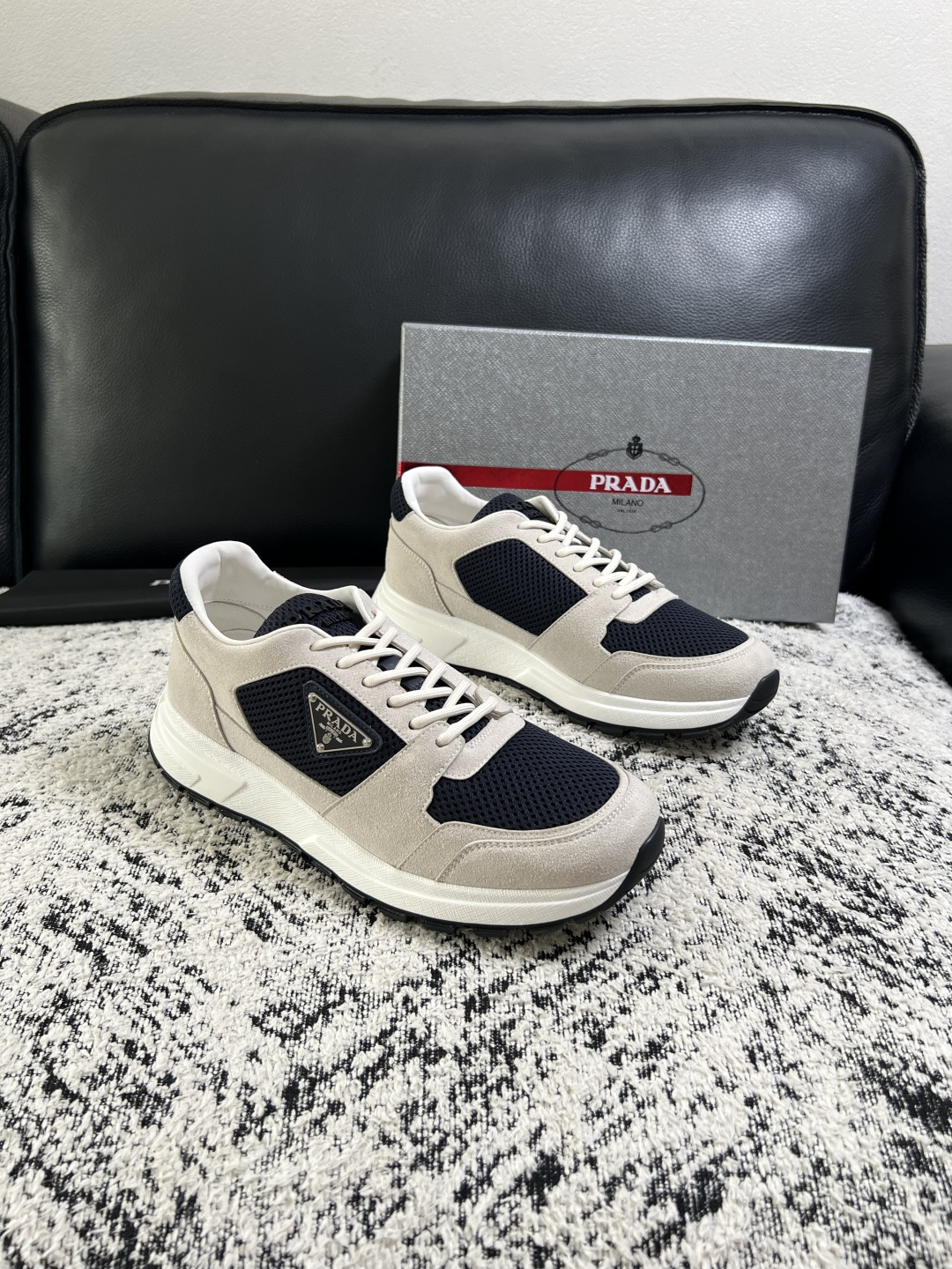 NO:956393,PRADA High-quality top crafts Prada counters synchronized with original factory configuration, original cowhide fabric imported from Italy, breathable and comfortable imported water-dyed cowhide lining, original soles specially provided by the original factory and super comfortable, original factory order code number 39-44 (order 38 45),, prada, prada, cowhide19860909PRADA 高品质 顶级工艺品 普拉达 专柜同步 原厂配置,意大利进口原版牛皮面料,透气舒适进口水染牛里垫,鞋底原厂特供原版底超级舒适,原厂跟单货码数 39-44（订 38 45）,,prada,prada,cowhide,Men's shoes