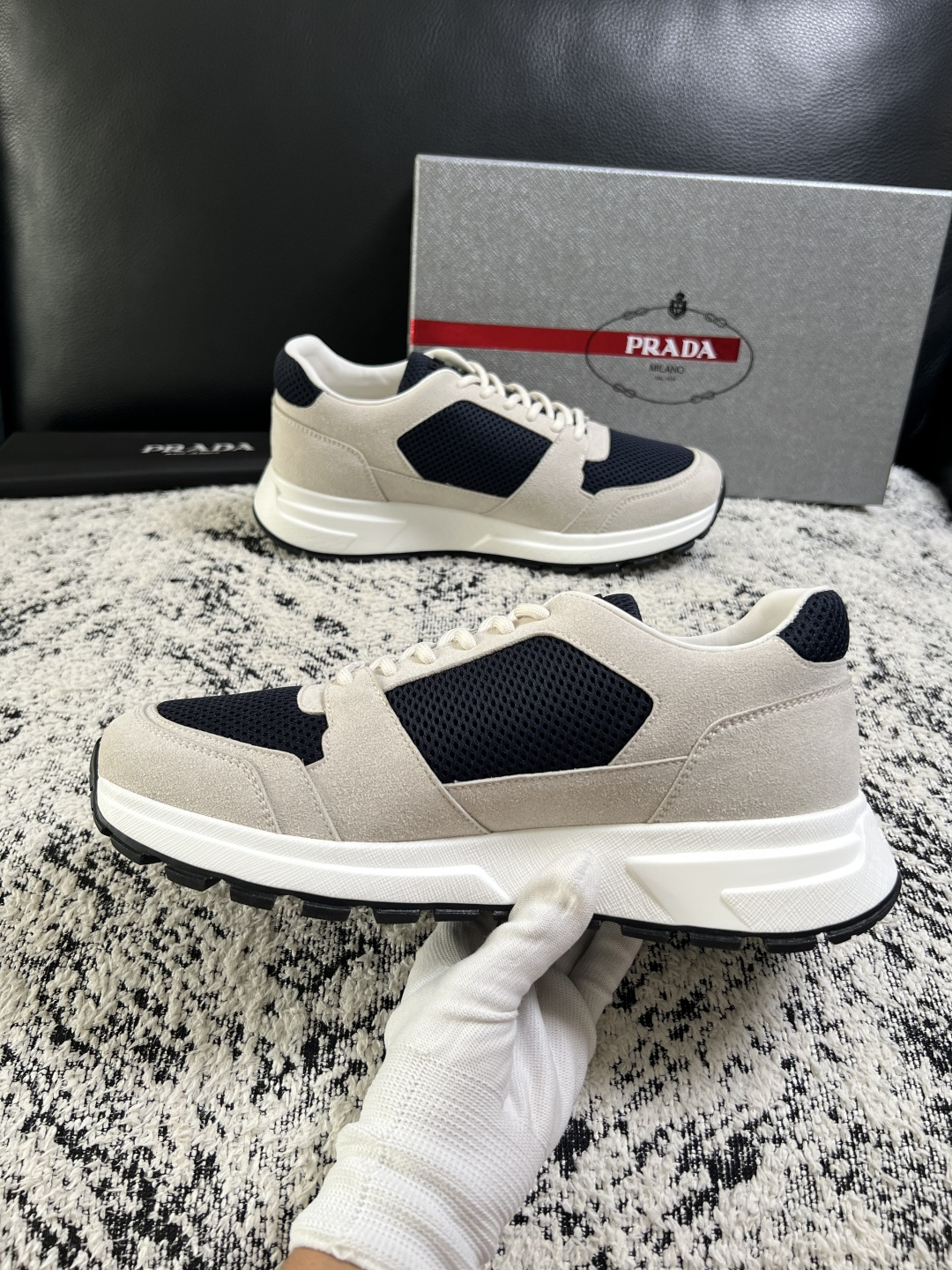 PRADA  高品质  顶级工艺品 普拉达 专柜同步 原厂配置，意大利进口原版牛皮面料，透气舒适进口水染牛里垫，鞋底：原