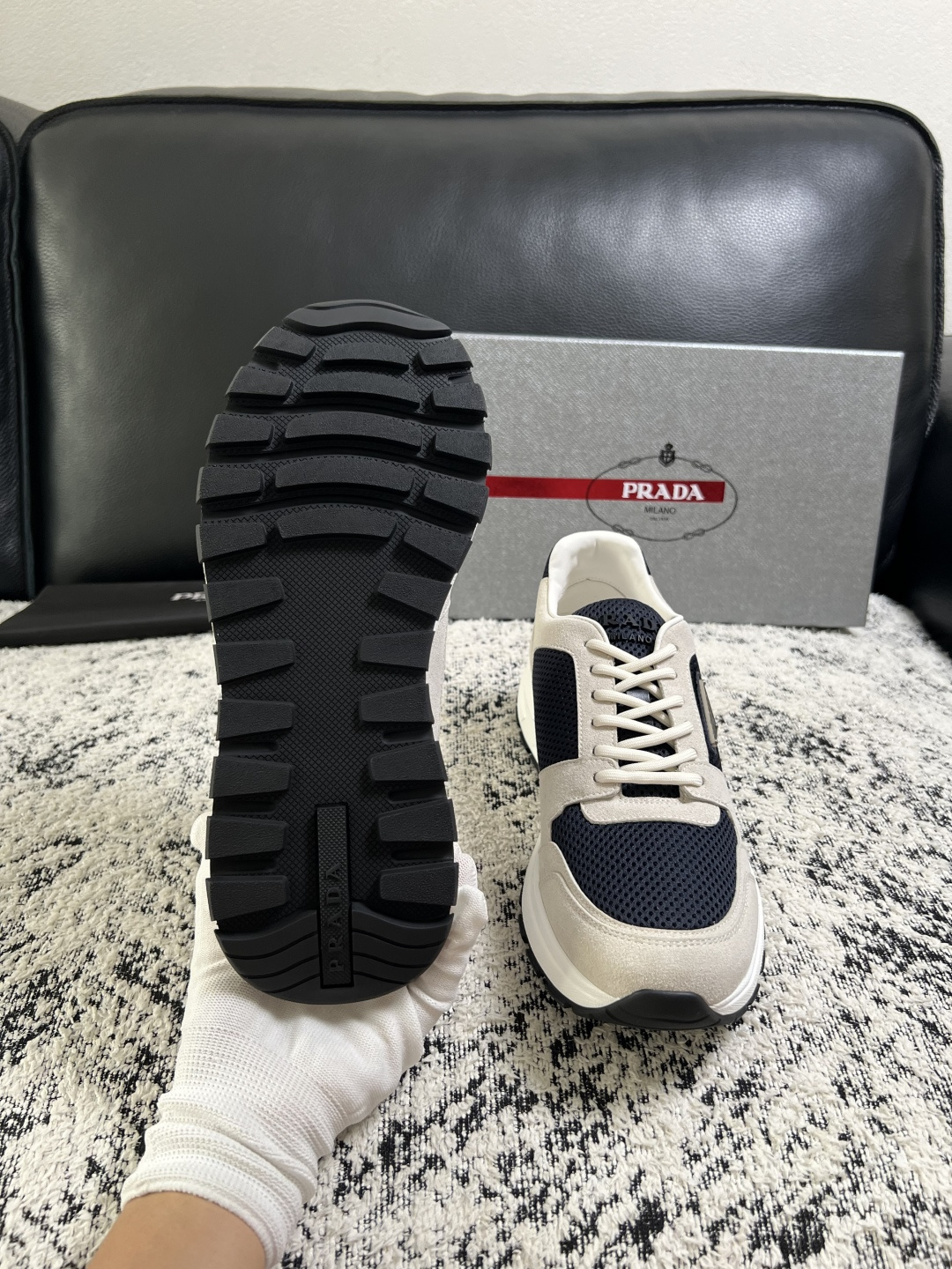 PRADA  高品质  顶级工艺品 普拉达 专柜同步 原厂配置，意大利进口原版牛皮面料，透气舒适进口水染牛里垫，鞋底：原