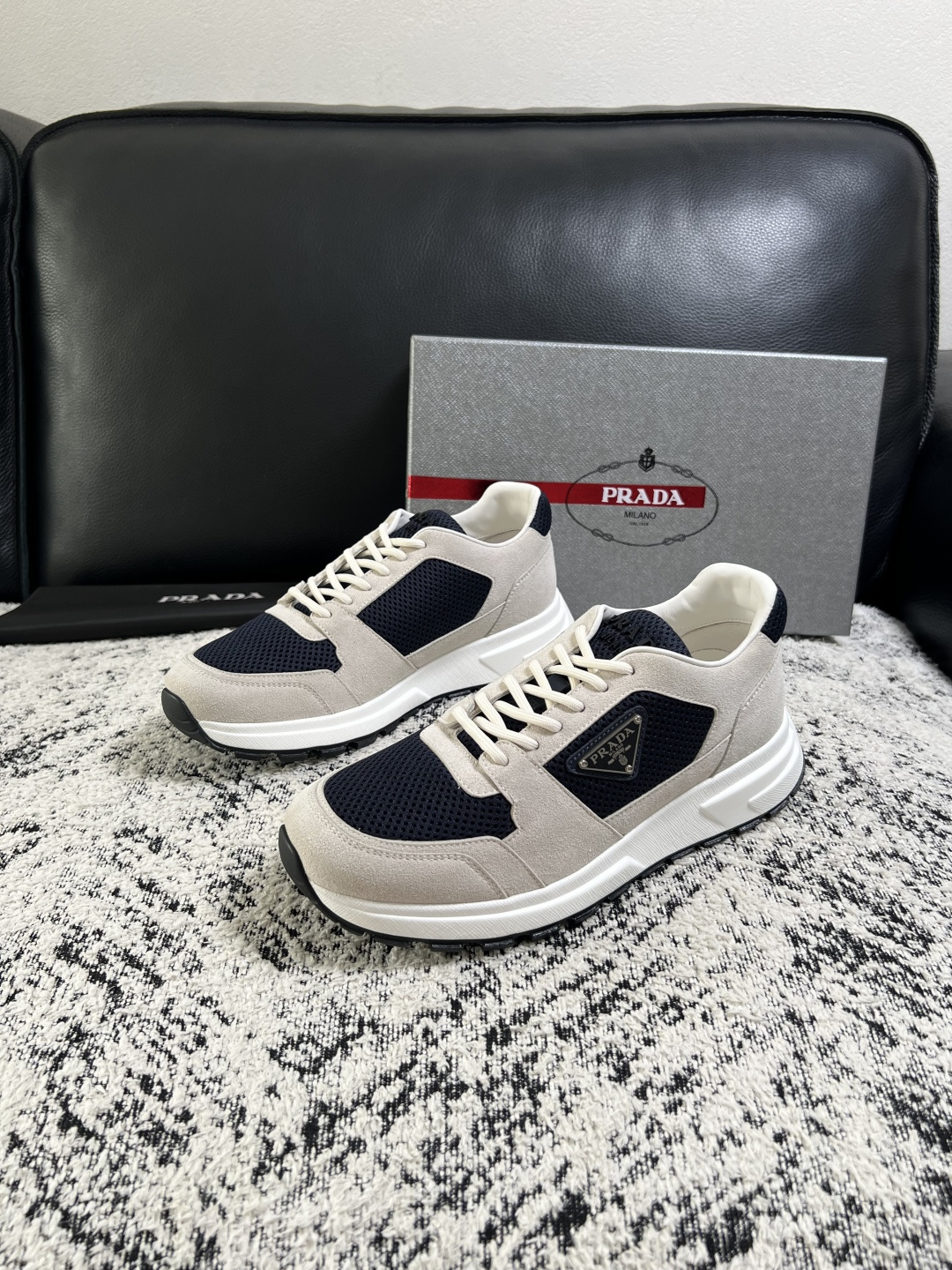 PRADA  高品质  顶级工艺品 普拉达 专柜同步 原厂配置，意大利进口原版牛皮面料，透气舒适进口水染牛里垫，鞋底：原