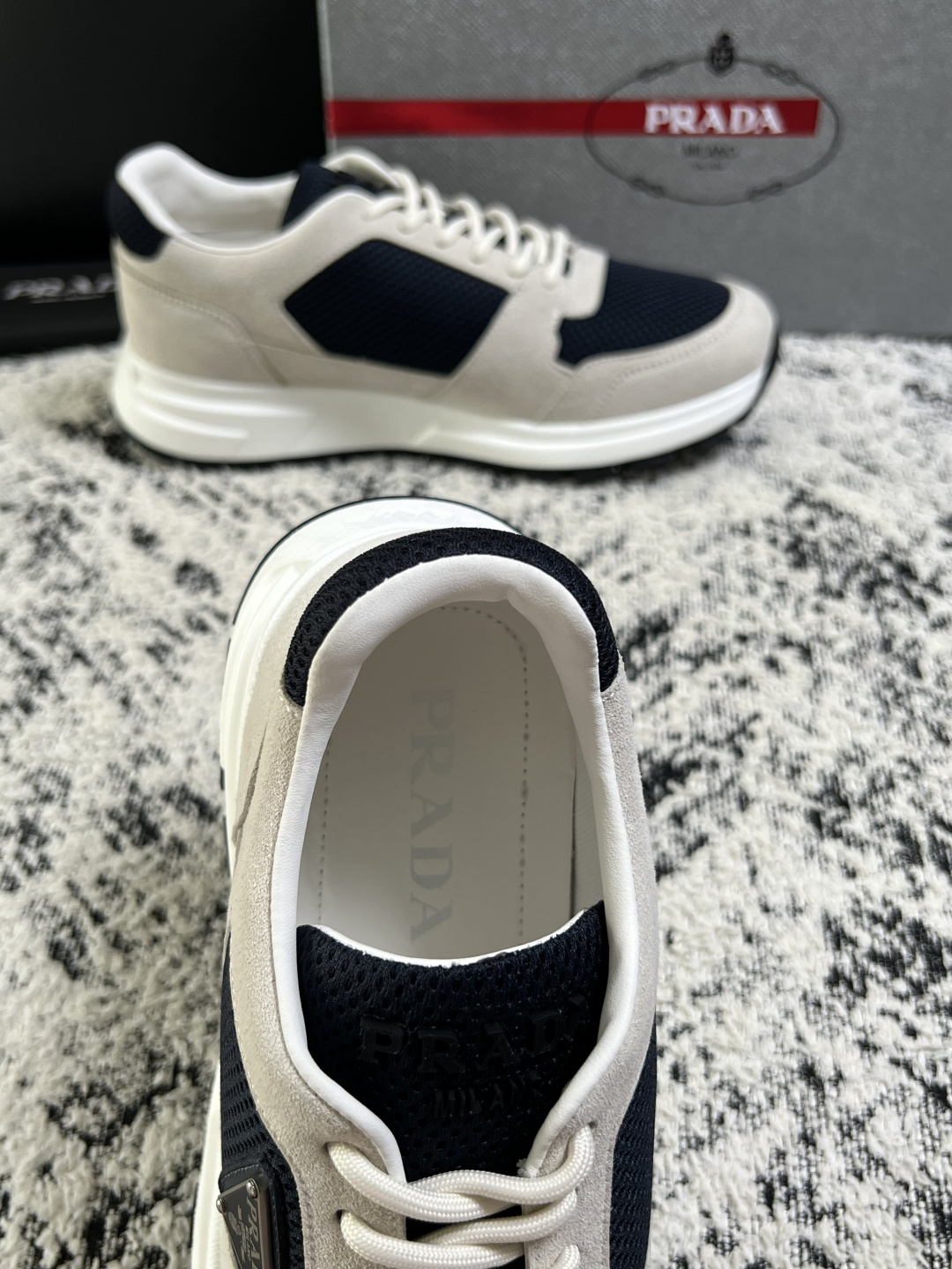PRADA  高品质  顶级工艺品 普拉达 专柜同步 原厂配置，意大利进口原版牛皮面料，透气舒适进口水染牛里垫，鞋底：原