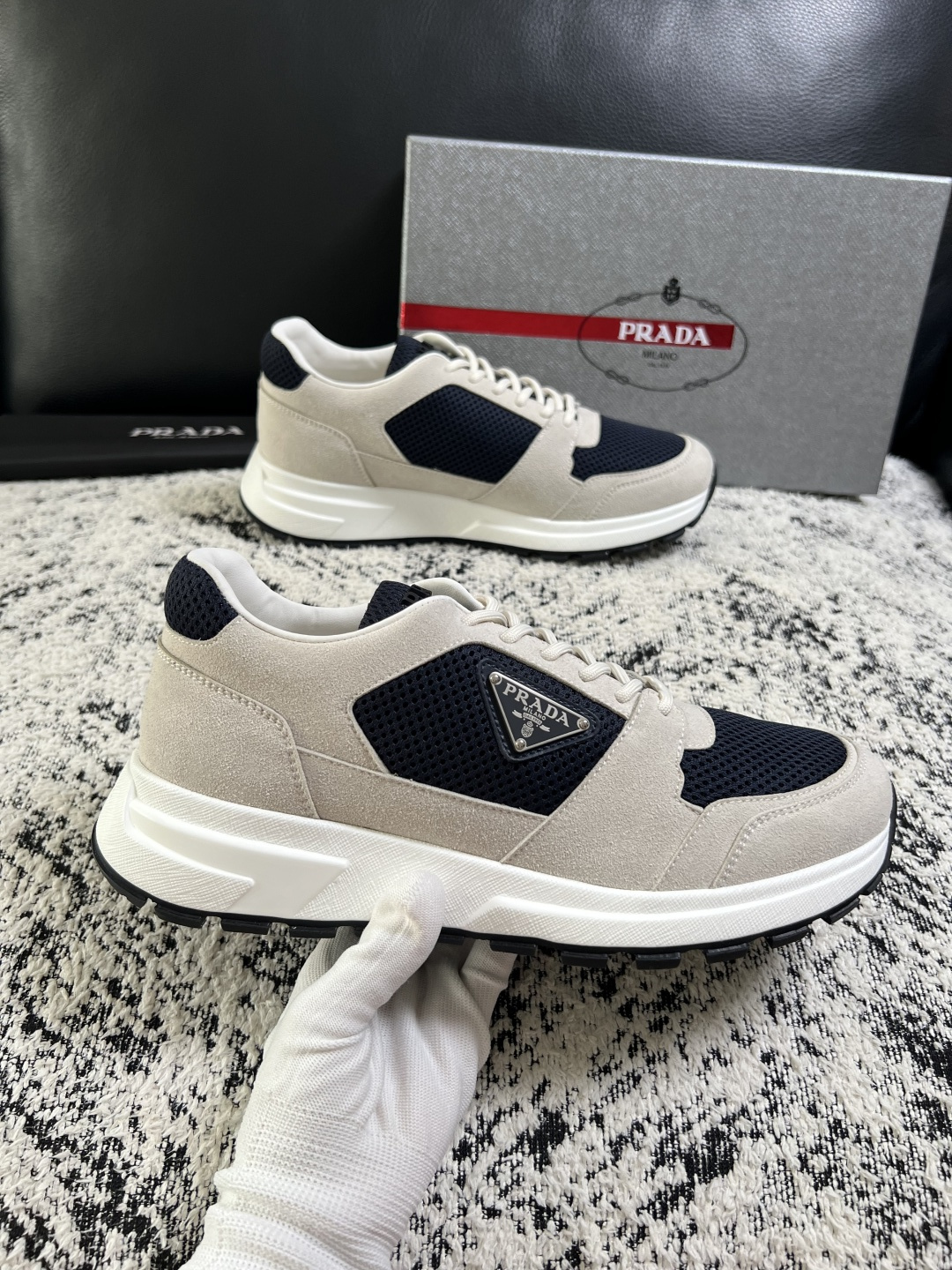 PRADA  高品质  顶级工艺品 普拉达 专柜同步 原厂配置，意大利进口原版牛皮面料，透气舒适进口水染牛里垫，鞋底：原