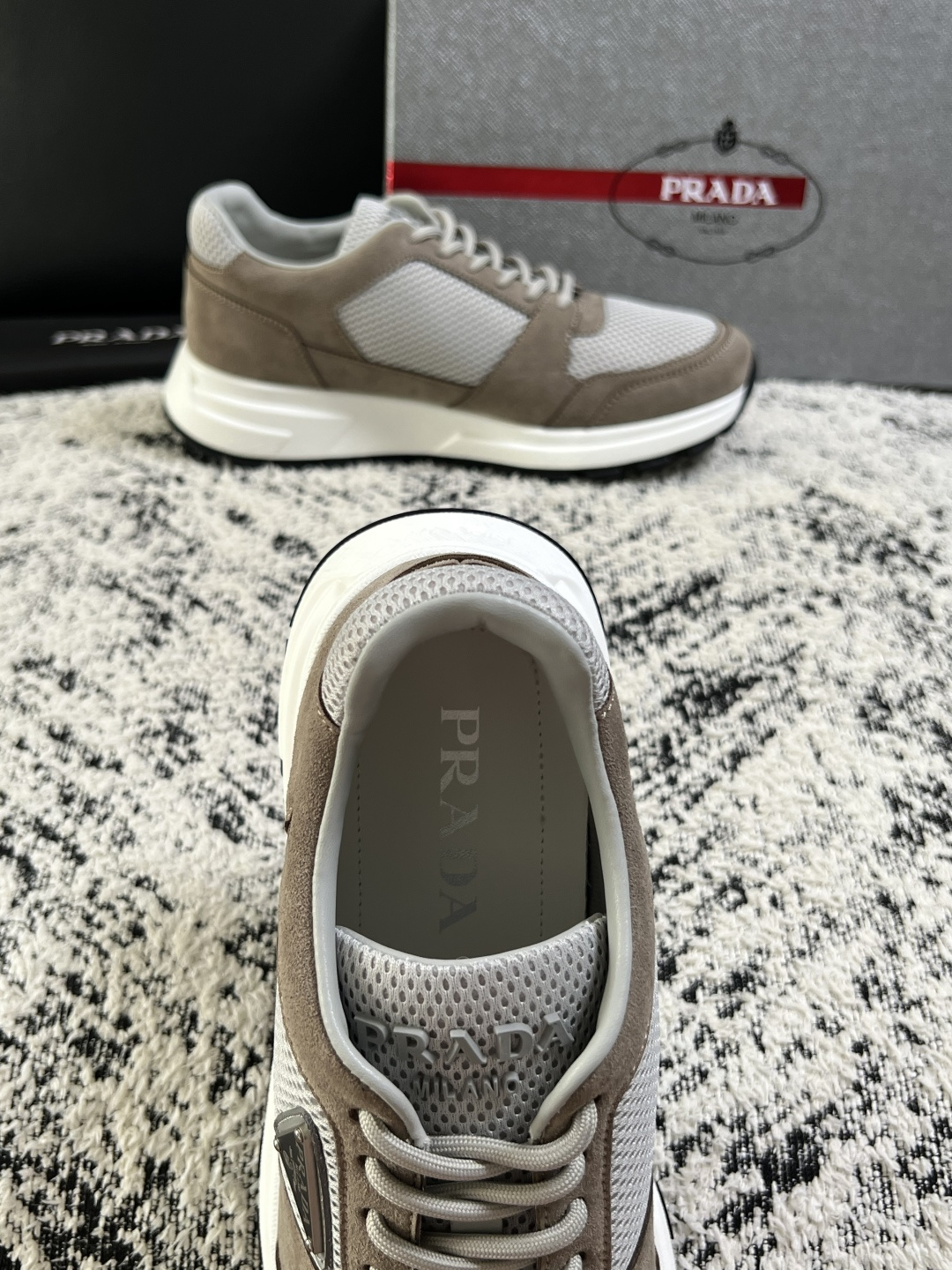 PRADA  高品质  顶级工艺品 普拉达 专柜同步 原厂配置，意大利进口原版牛皮面料，透气舒适进口水染牛里垫，鞋底：原