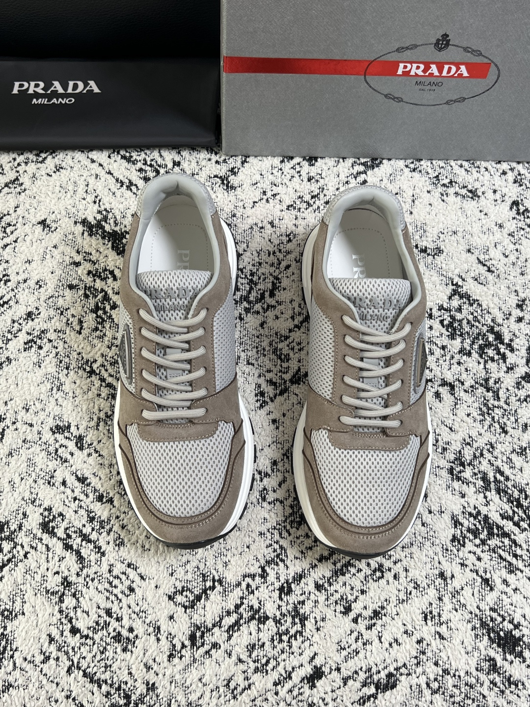 PRADA  高品质  顶级工艺品 普拉达 专柜同步 原厂配置，意大利进口原版牛皮面料，透气舒适进口水染牛里垫，鞋底：原