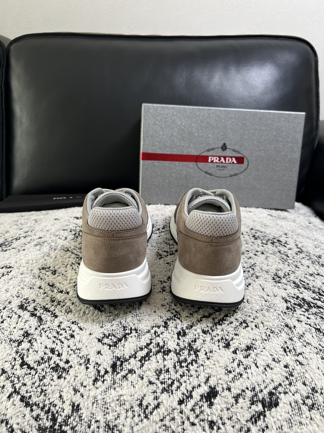 PRADA  高品质  顶级工艺品 普拉达 专柜同步 原厂配置，意大利进口原版牛皮面料，透气舒适进口水染牛里垫，鞋底：原