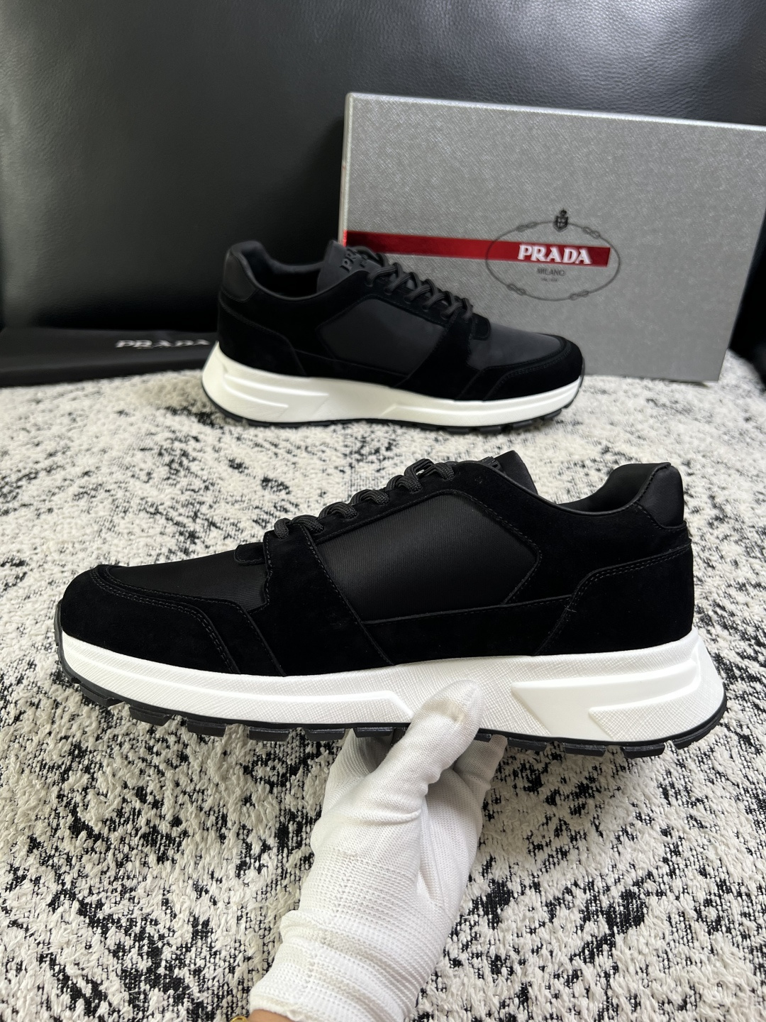 PRADA  高品质  顶级工艺品 普拉达 专柜同步 原厂配置，意大利进口原版牛皮面料，透气舒适进口水染牛里垫，鞋底：原