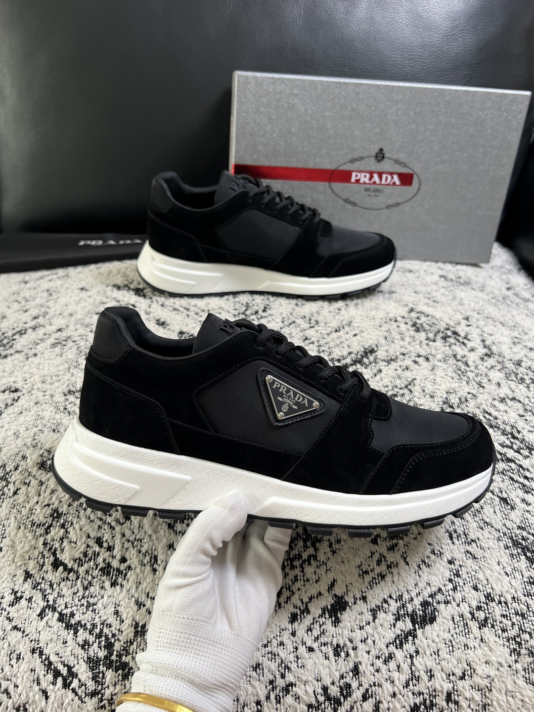 PRADA  高品质  顶级工艺品 普拉达 专柜同步 原厂配置，意大利进口原版牛皮面料，透气舒适进口水染牛里垫，鞋底：原
