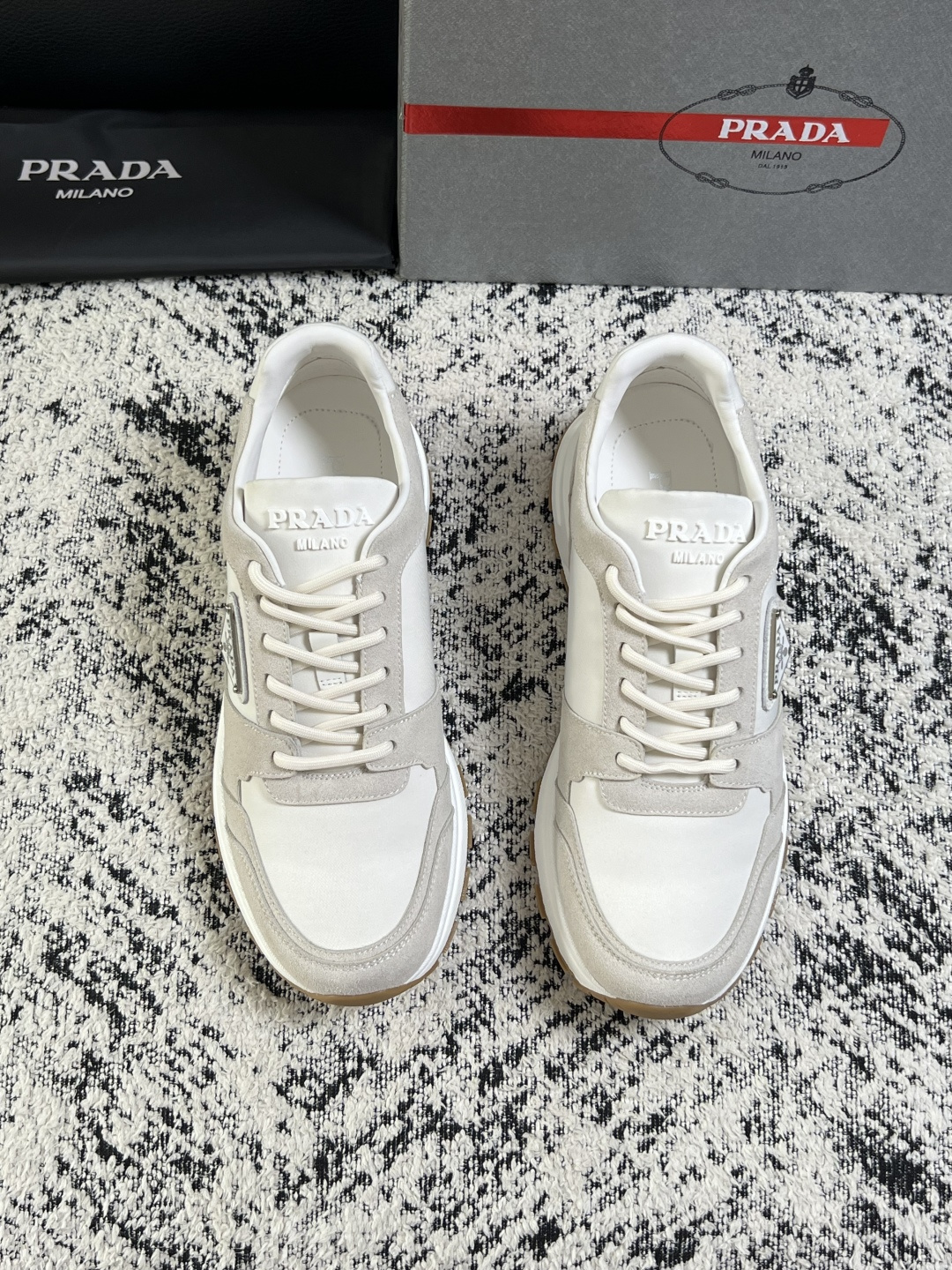 PRADA  高品质  顶级工艺品 普拉达 专柜同步 原厂配置，意大利进口原版牛皮面料，透气舒适进口水染牛里垫，鞋底：原