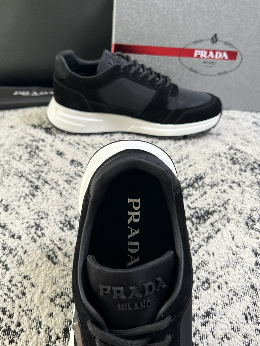 PRADA  高品质  顶级工艺品 普拉达 专柜同步 原厂配置，意大利进口原版牛皮面料，透气舒适进口水染牛里垫，鞋底：原