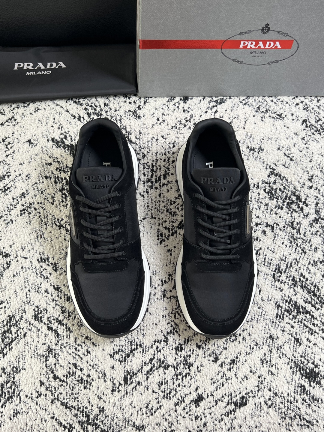 PRADA  高品质  顶级工艺品 普拉达 专柜同步 原厂配置，意大利进口原版牛皮面料，透气舒适进口水染牛里垫，鞋底：原