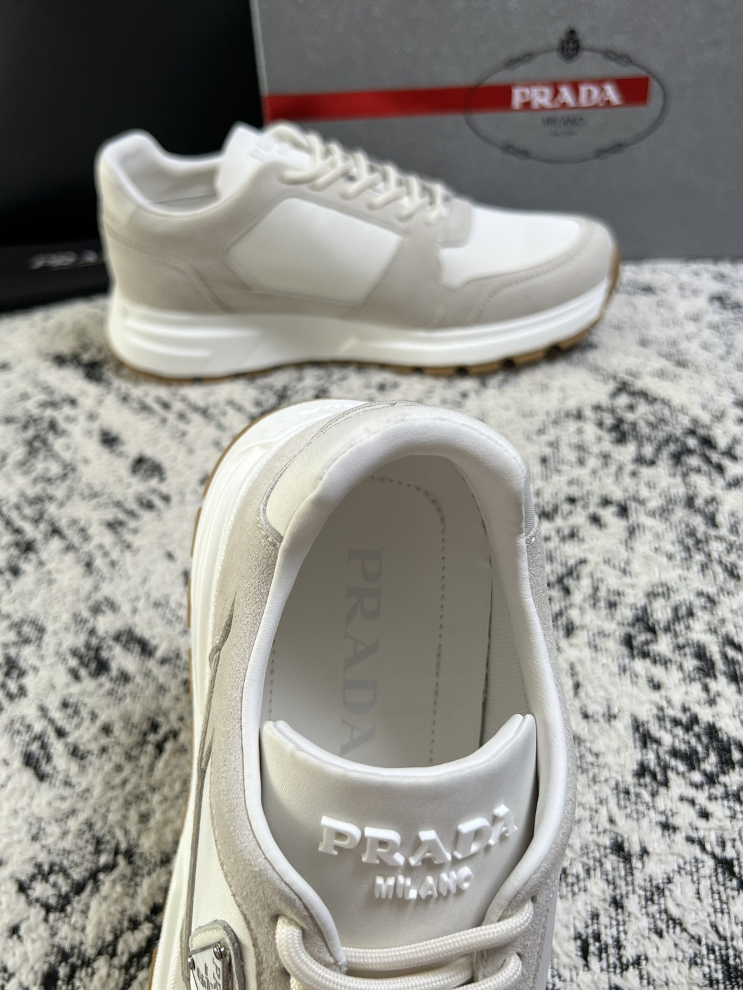 PRADA  高品质  顶级工艺品 普拉达 专柜同步 原厂配置，意大利进口原版牛皮面料，透气舒适进口水染牛里垫，鞋底：原