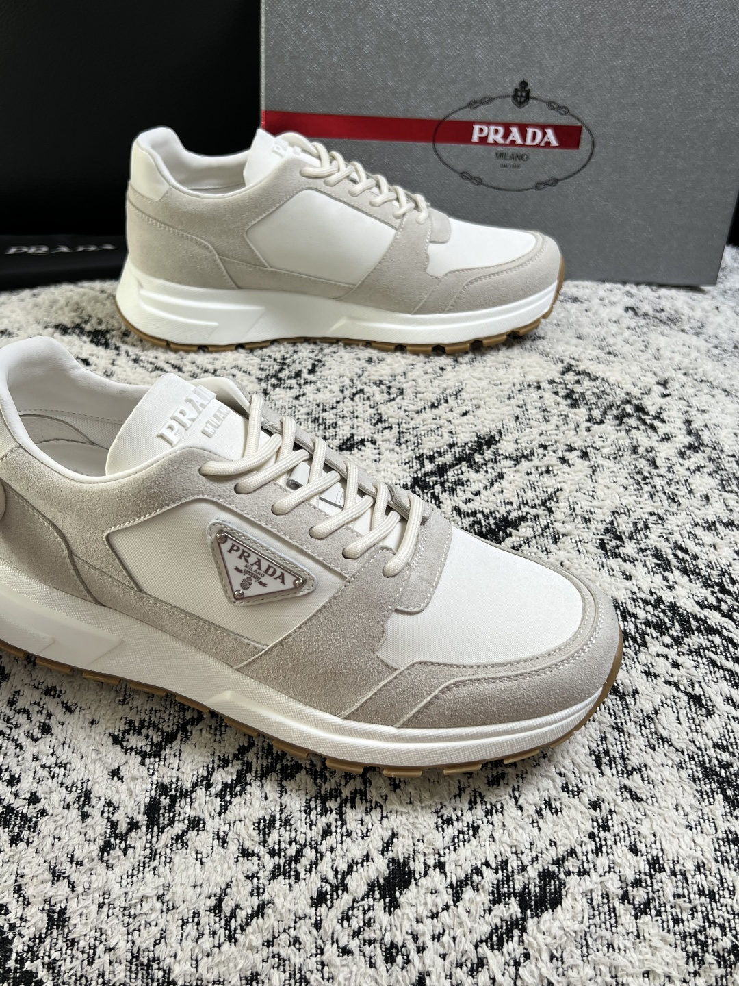 PRADA  高品质  顶级工艺品 普拉达 专柜同步 原厂配置，意大利进口原版牛皮面料，透气舒适进口水染牛里垫，鞋底：原