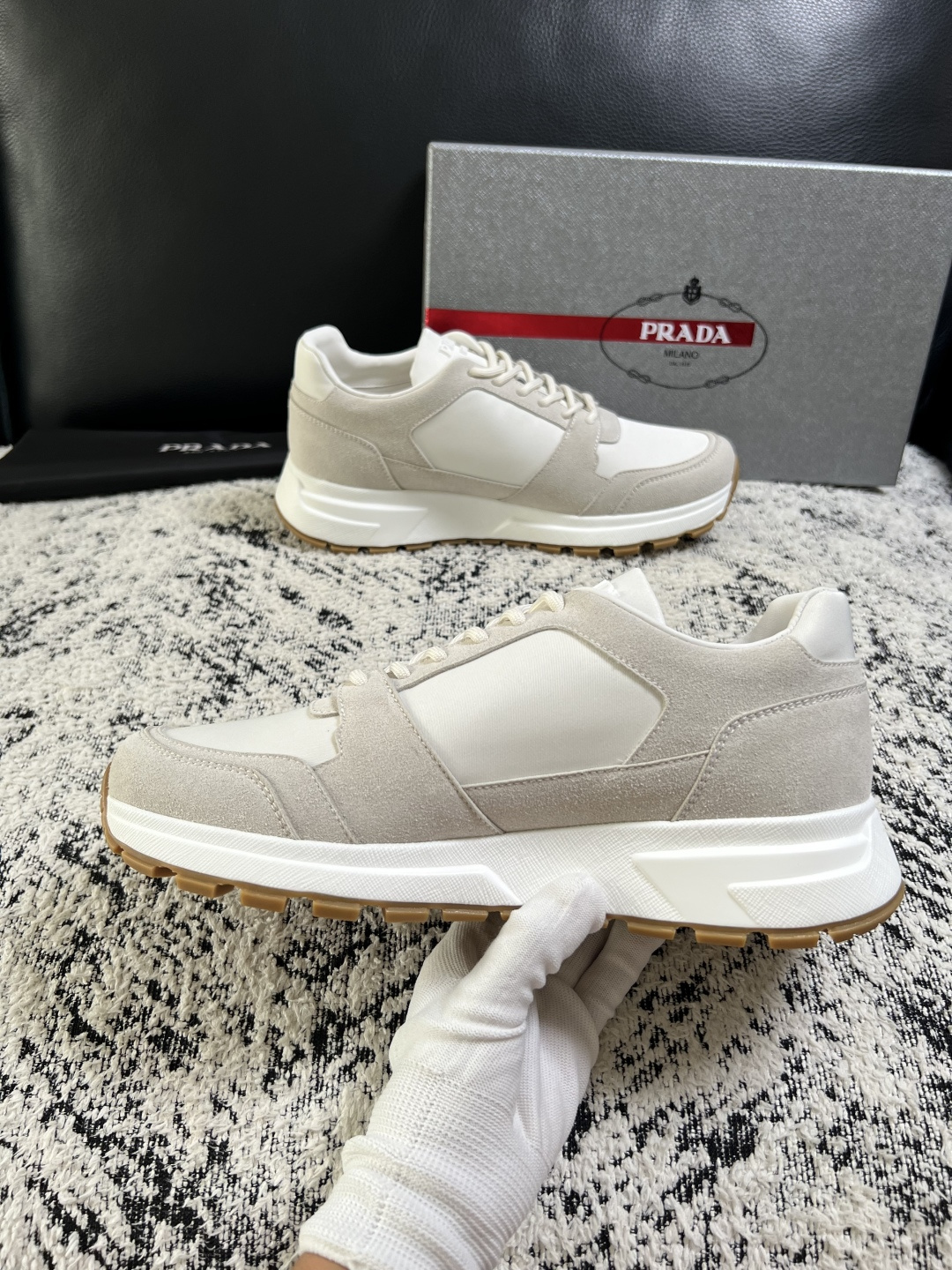 PRADA  高品质  顶级工艺品 普拉达 专柜同步 原厂配置，意大利进口原版牛皮面料，透气舒适进口水染牛里垫，鞋底：原