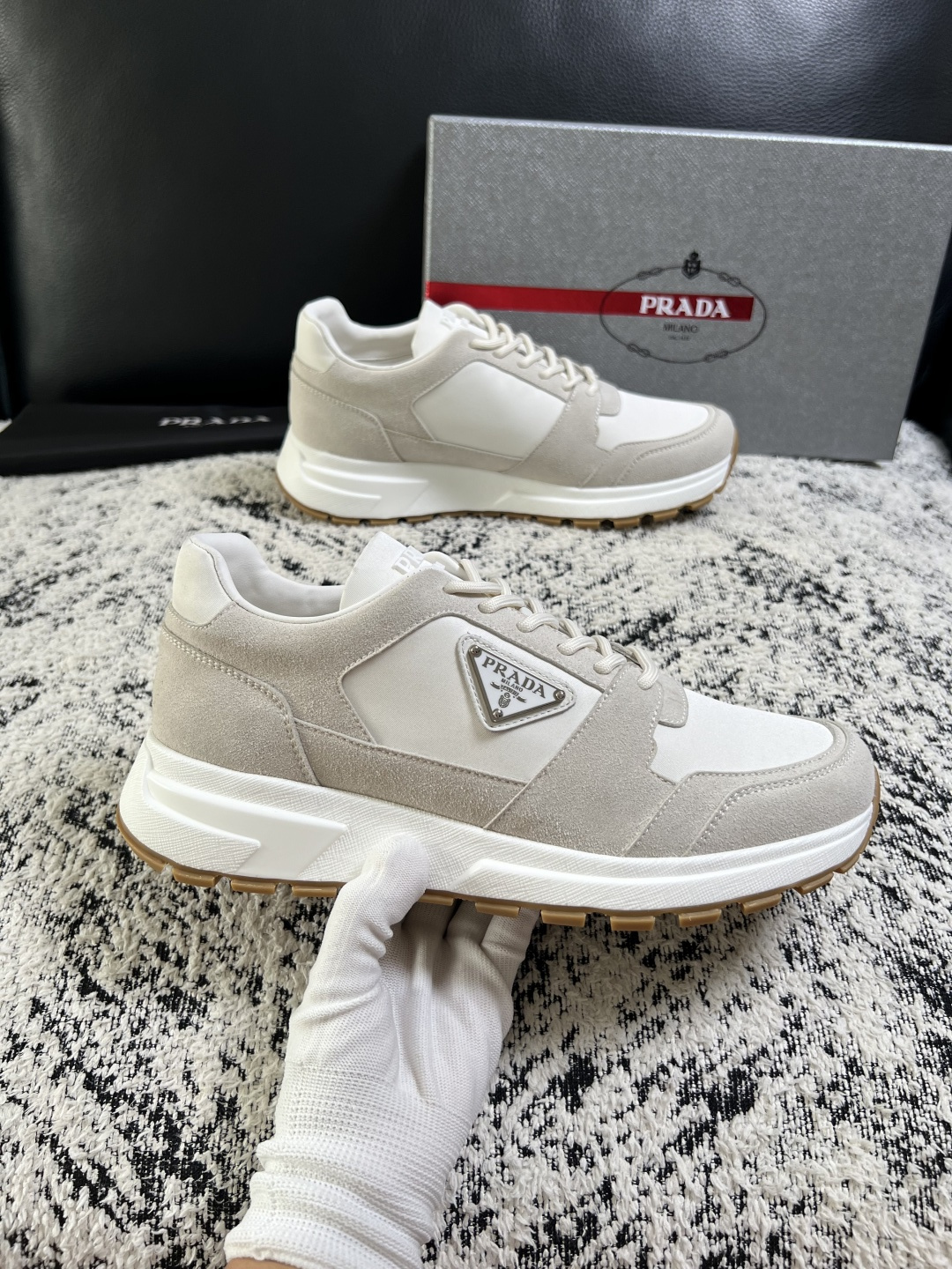 PRADA  高品质  顶级工艺品 普拉达 专柜同步 原厂配置，意大利进口原版牛皮面料，透气舒适进口水染牛里垫，鞋底：原