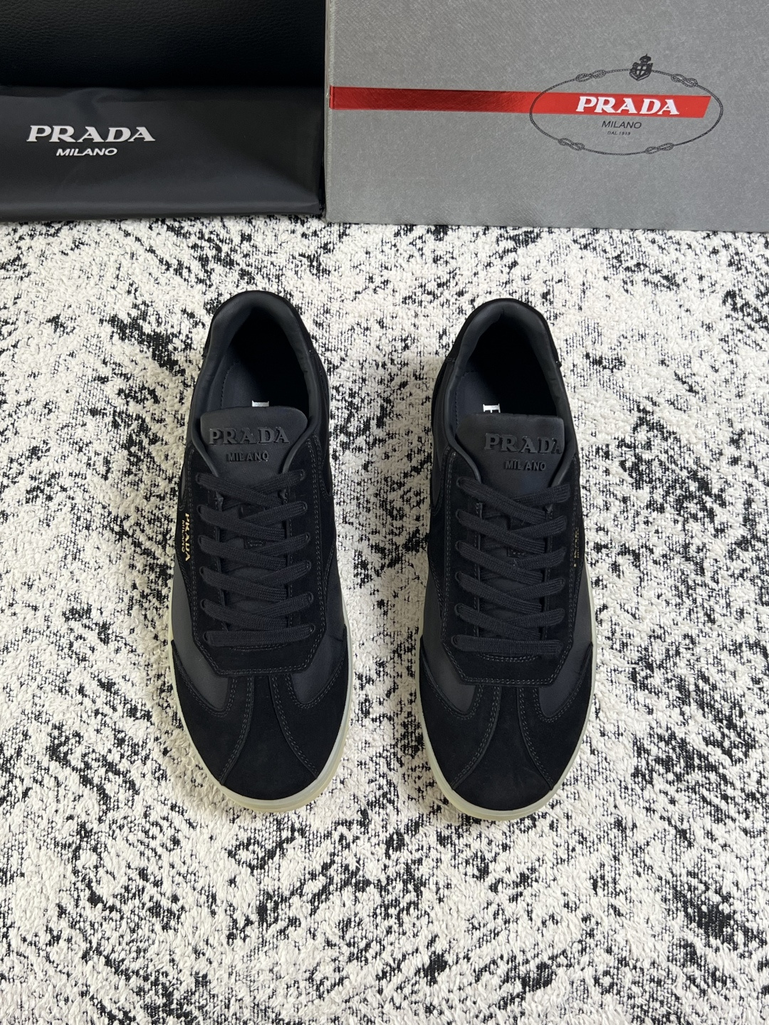 PRADA  高品质  顶级工艺品 普拉达 专柜同步 原厂配置，意大利进口原版牛皮面料，透气舒适进口水染牛里垫，鞋底：原