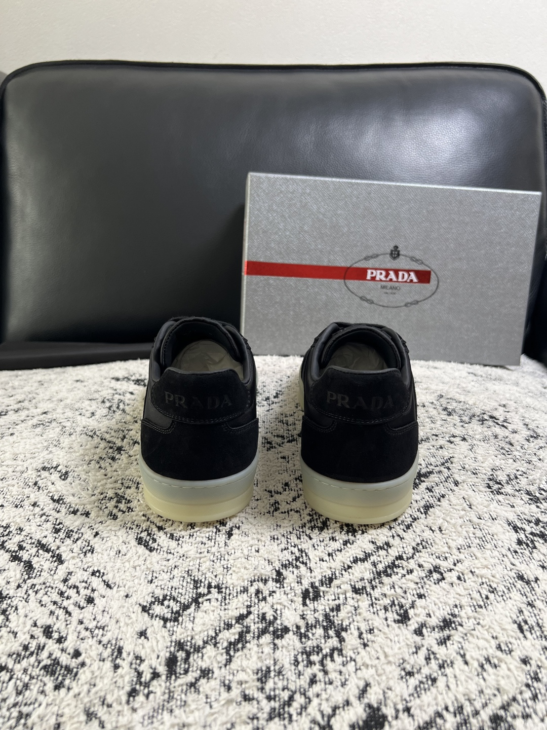 PRADA  高品质  顶级工艺品 普拉达 专柜同步 原厂配置，意大利进口原版牛皮面料，透气舒适进口水染牛里垫，鞋底：原