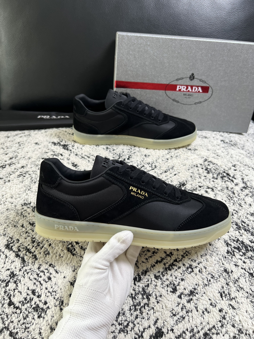 PRADA  高品质  顶级工艺品 普拉达 专柜同步 原厂配置，意大利进口原版牛皮面料，透气舒适进口水染牛里垫，鞋底：原