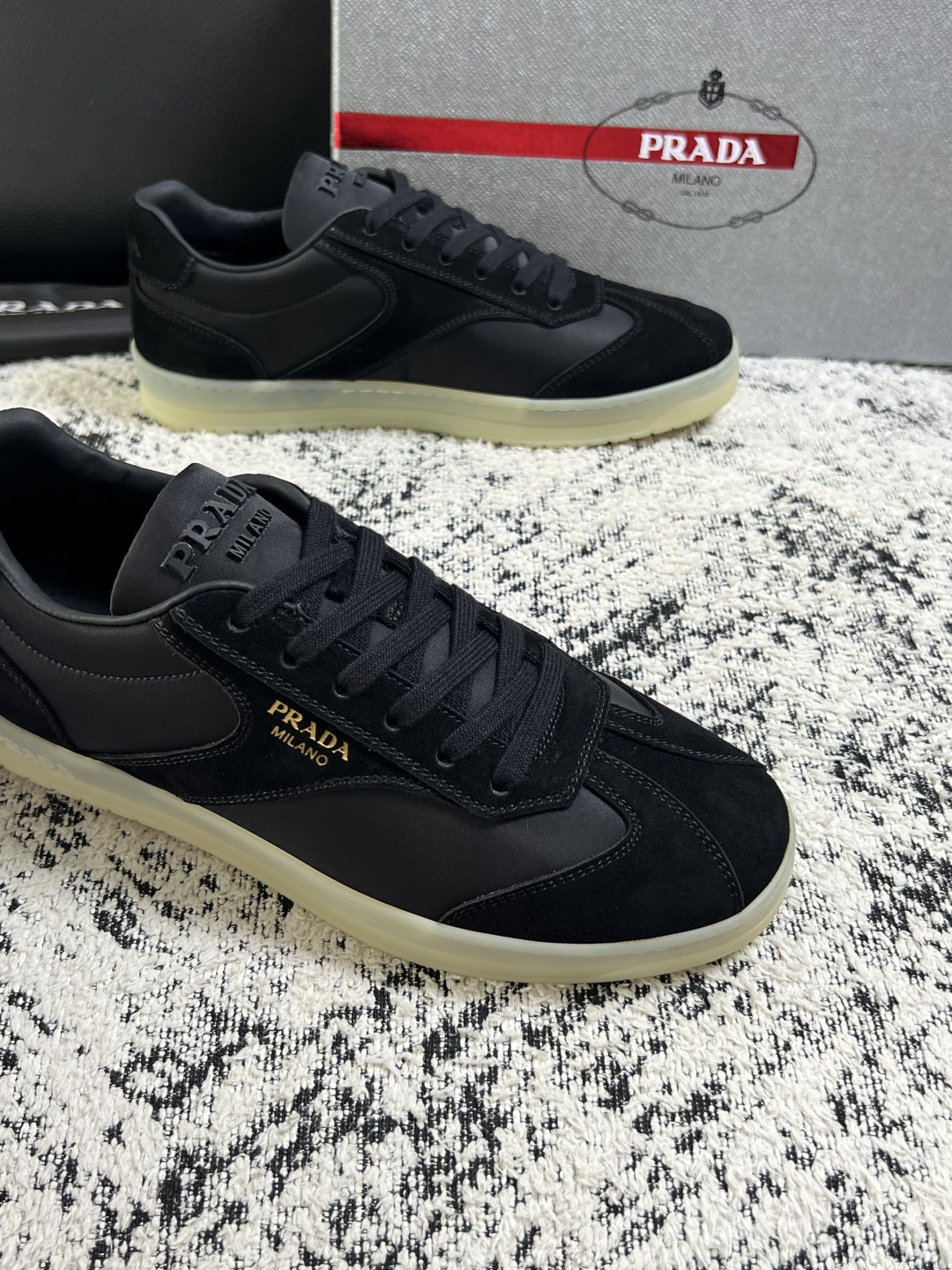 PRADA  高品质  顶级工艺品 普拉达 专柜同步 原厂配置，意大利进口原版牛皮面料，透气舒适进口水染牛里垫，鞋底：原