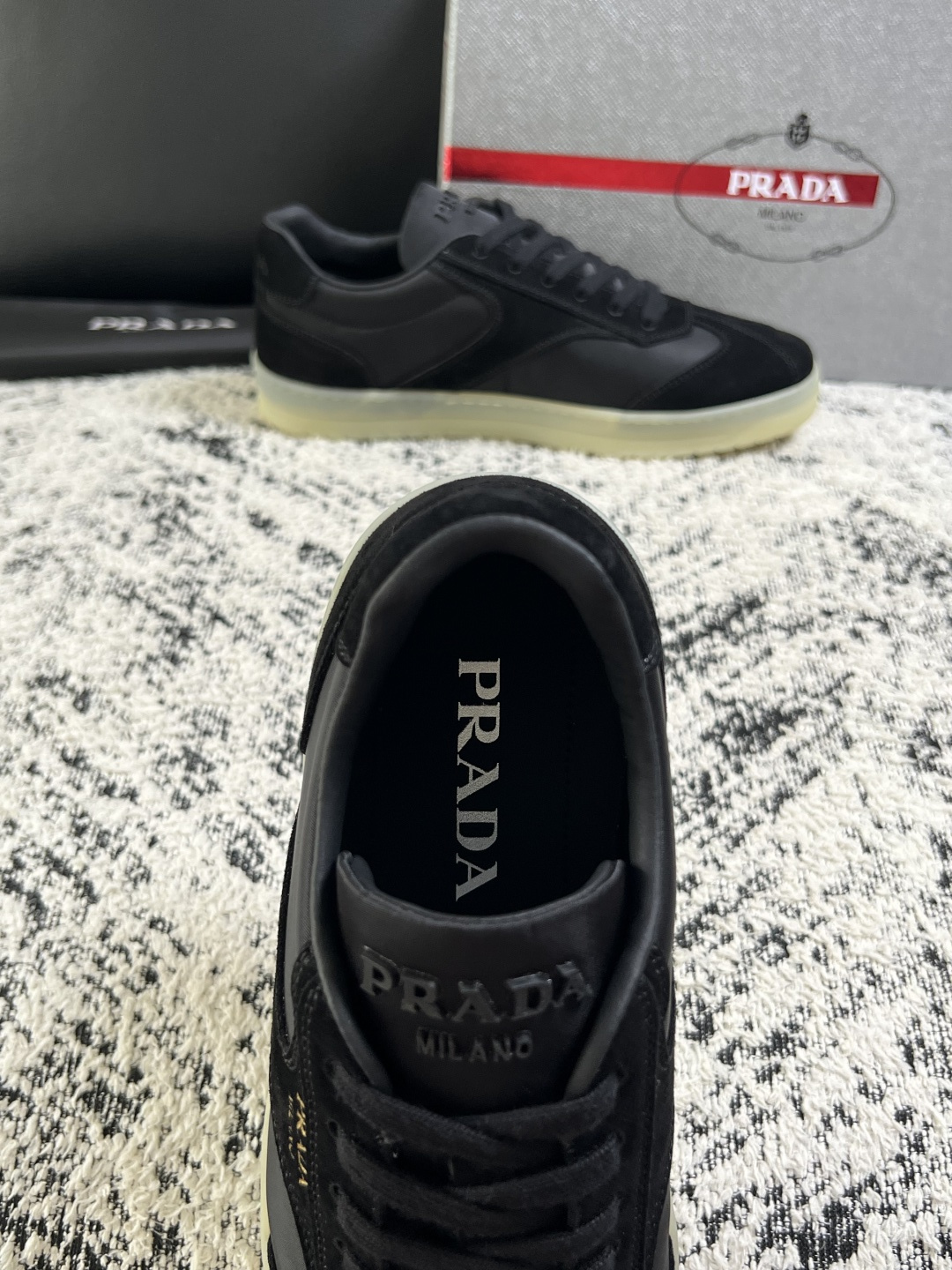 PRADA  高品质  顶级工艺品 普拉达 专柜同步 原厂配置，意大利进口原版牛皮面料，透气舒适进口水染牛里垫，鞋底：原