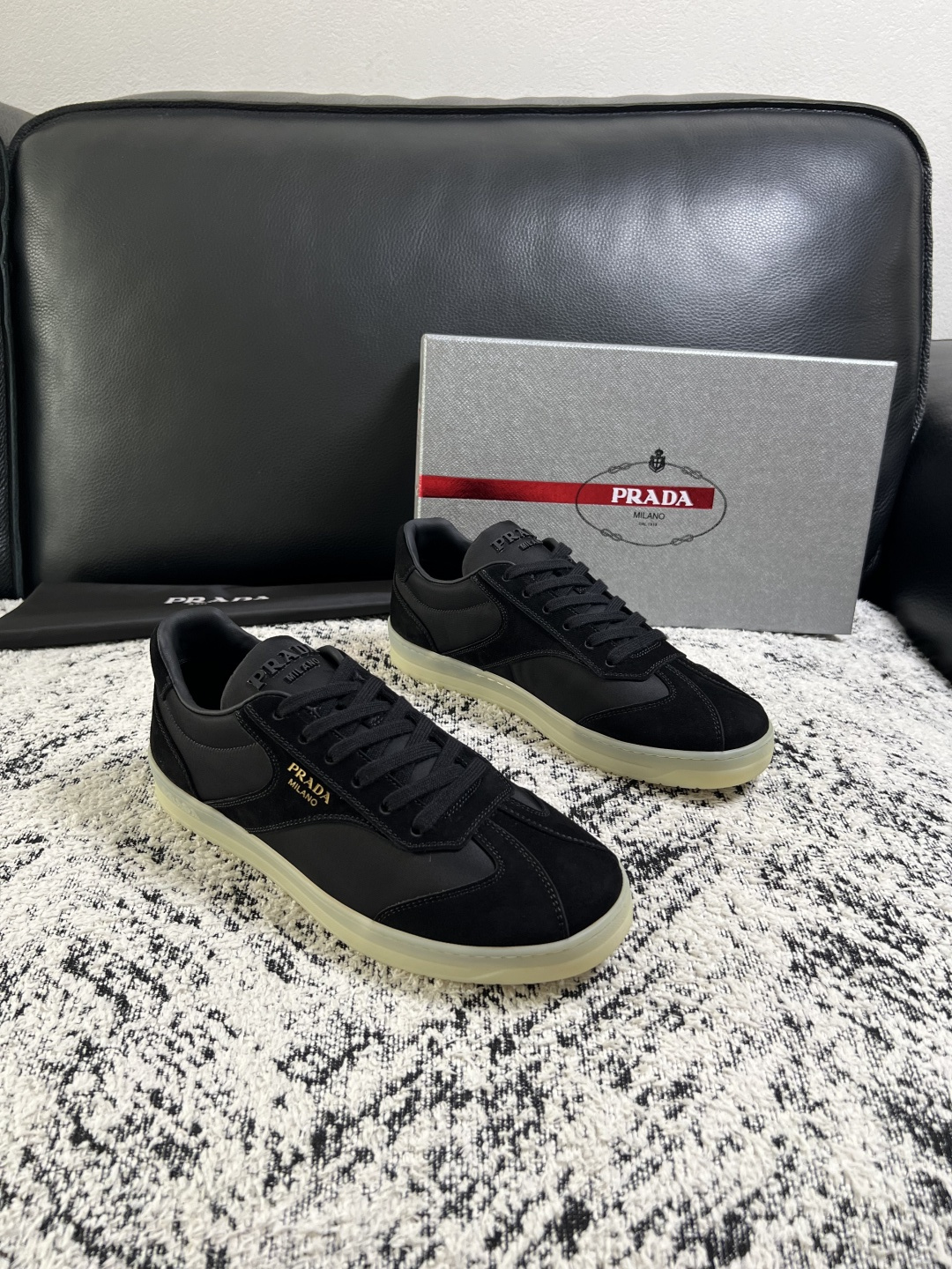 PRADA 高品质 顶级工艺品 普拉达 专柜同步 原厂配置,意大利进口原版牛皮面料,透气舒适进口水染牛里垫,鞋底:原 PRADA 高品质 顶级工艺品 普拉达 专柜同步 原厂配置,意大利进口原版牛皮面料,透气舒适进口水染牛里垫,鞋底:原