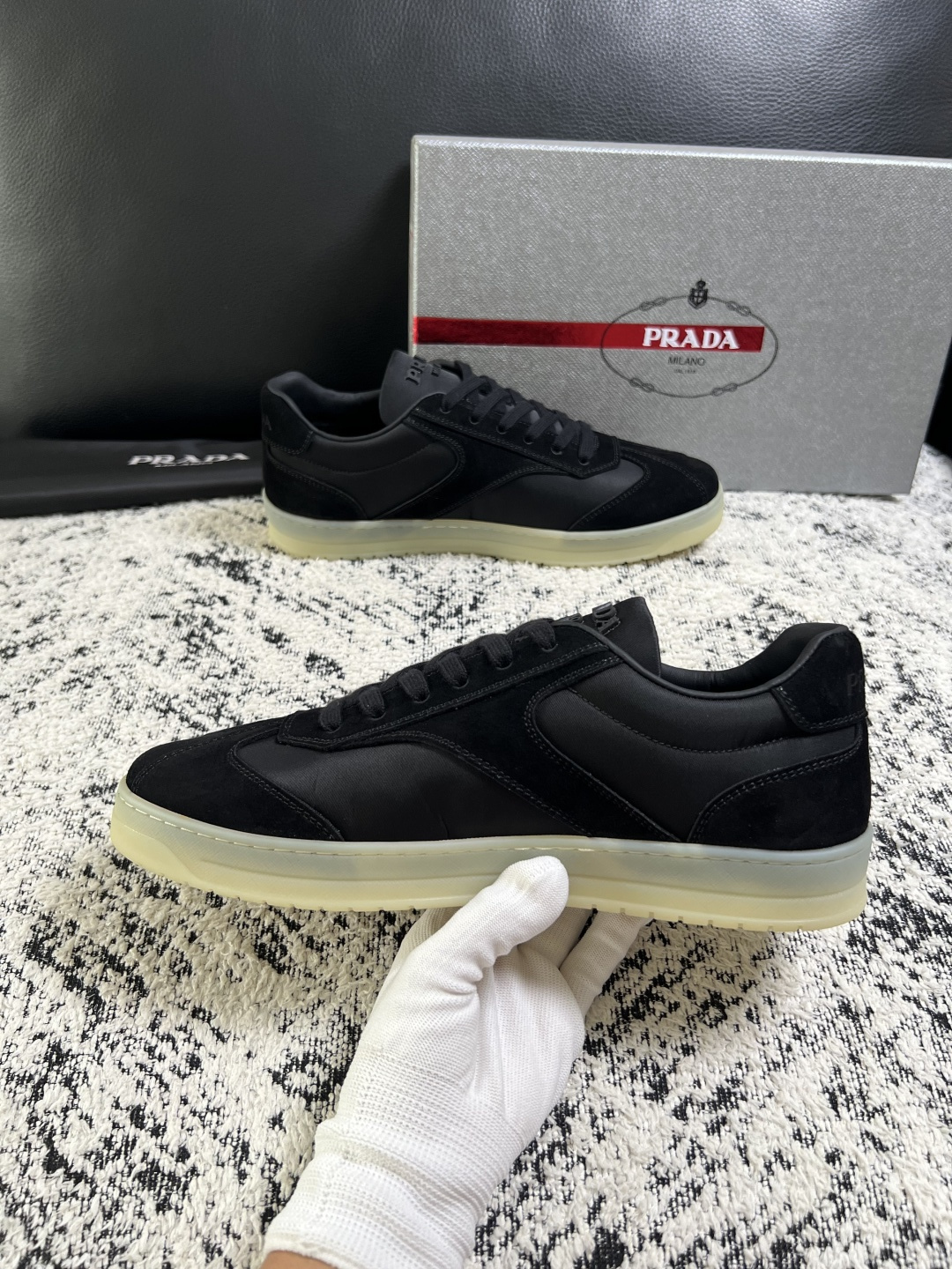 PRADA  高品质  顶级工艺品 普拉达 专柜同步 原厂配置，意大利进口原版牛皮面料，透气舒适进口水染牛里垫，鞋底：原