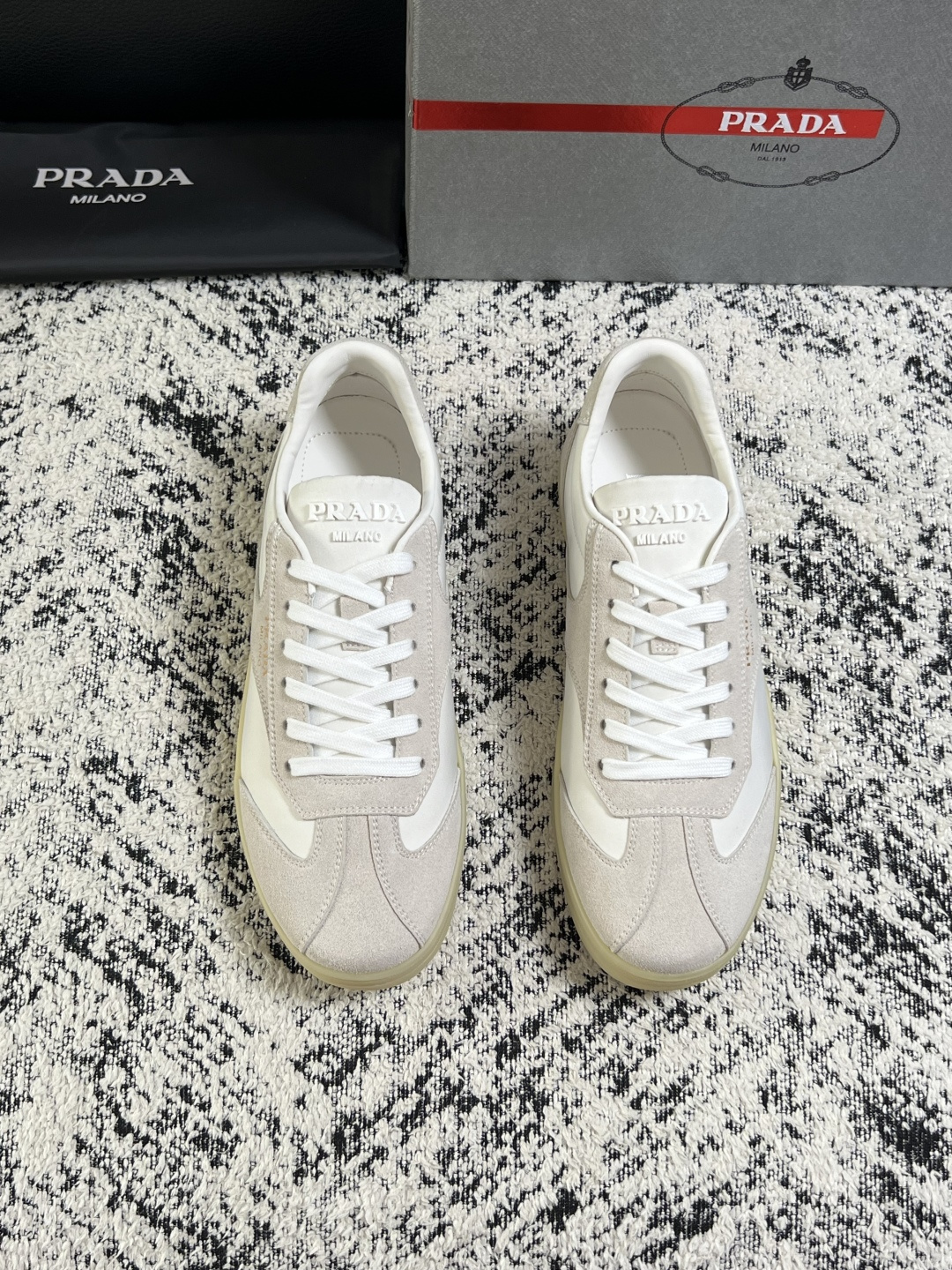 PRADA  高品质  顶级工艺品 普拉达 专柜同步 原厂配置，意大利进口原版牛皮面料，透气舒适进口水染牛里垫，鞋底：原