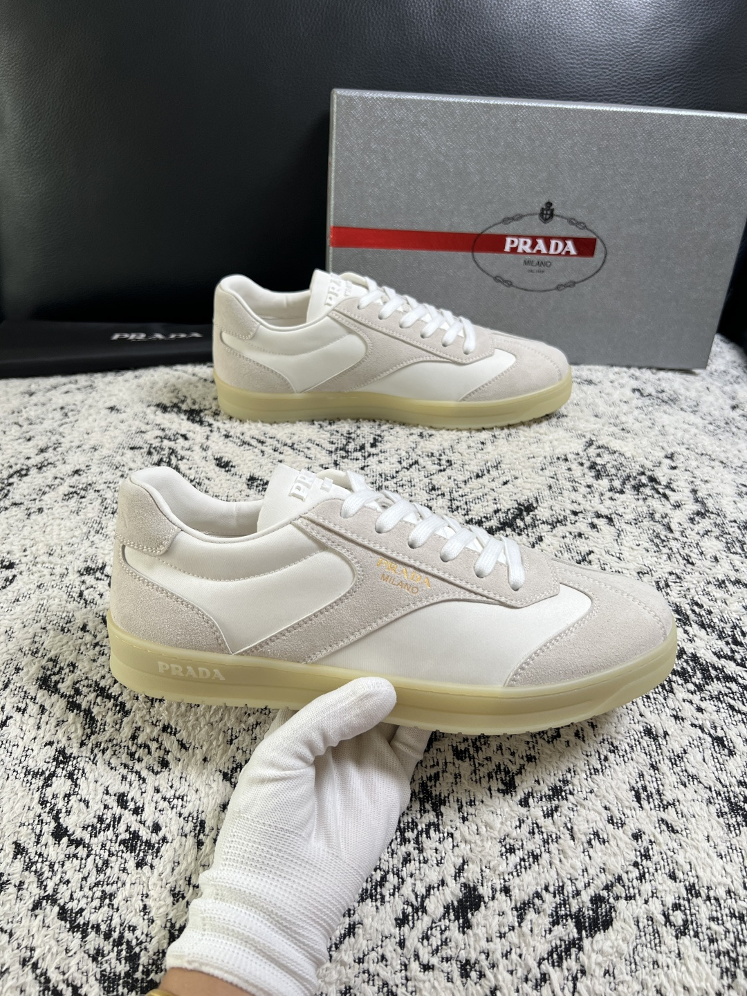 PRADA  高品质  顶级工艺品 普拉达 专柜同步 原厂配置，意大利进口原版牛皮面料，透气舒适进口水染牛里垫，鞋底：原