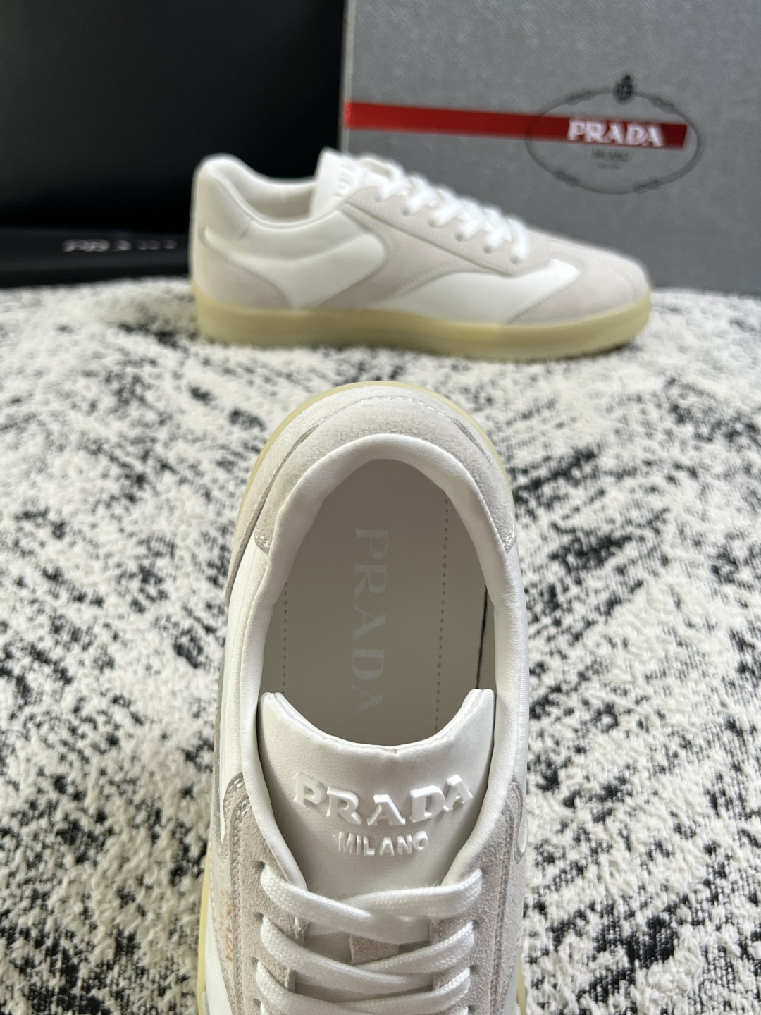 PRADA  高品质  顶级工艺品 普拉达 专柜同步 原厂配置，意大利进口原版牛皮面料，透气舒适进口水染牛里垫，鞋底：原