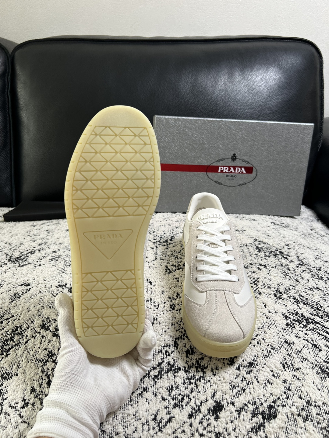 PRADA  高品质  顶级工艺品 普拉达 专柜同步 原厂配置，意大利进口原版牛皮面料，透气舒适进口水染牛里垫，鞋底：原