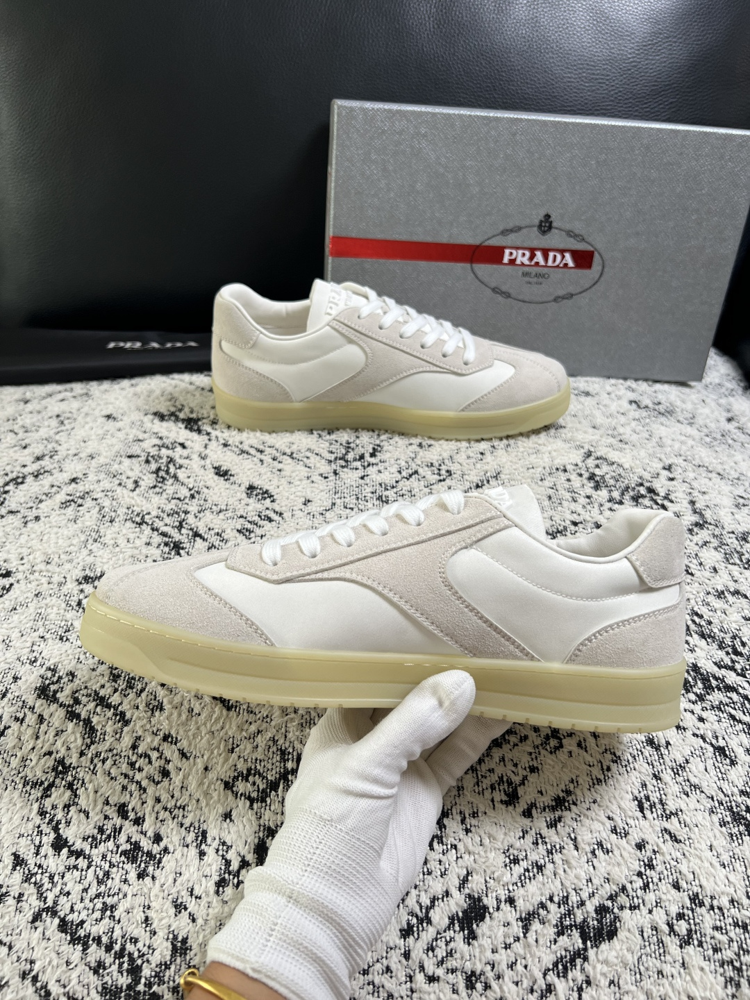 PRADA  高品质  顶级工艺品 普拉达 专柜同步 原厂配置，意大利进口原版牛皮面料，透气舒适进口水染牛里垫，鞋底：原